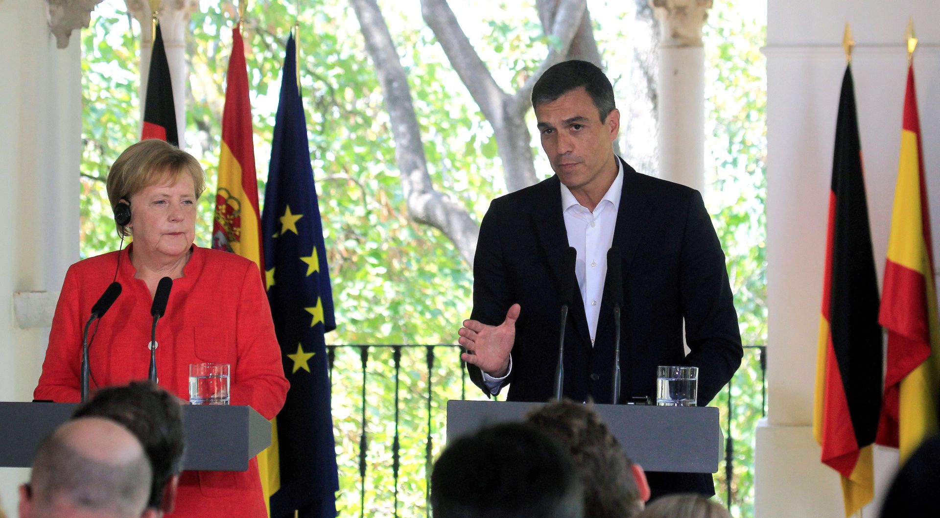 epa06943243 Spanish Prime Minister Pedro Sanchez (R) and German Chancellor Angela Merkel (L) hold a joint press conference following a working lunch at Guzmanes Palace in Sanlucar de Barrameda, southern Spain, 11 August 2018. Chancellor Merkel is in Spain on a two-day visit for talks with Prime Minister Sanchez.  EPA/A. CARRASCO RAGEL