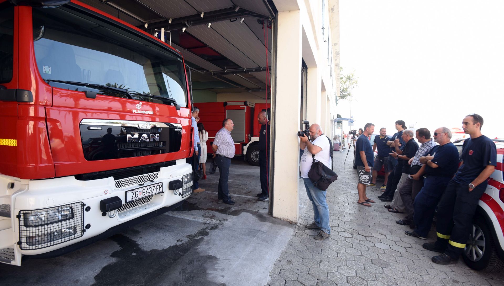 Omiš, 13.08.2018 -  U DVD Omiš u ime Vlade RH bit će predane dvije nove cisterne kao zamjena za one izgorene u subotnjem požaru u Lokvi Rogoznici.

foto HINA/ Mario STRMOTIĆ /ms