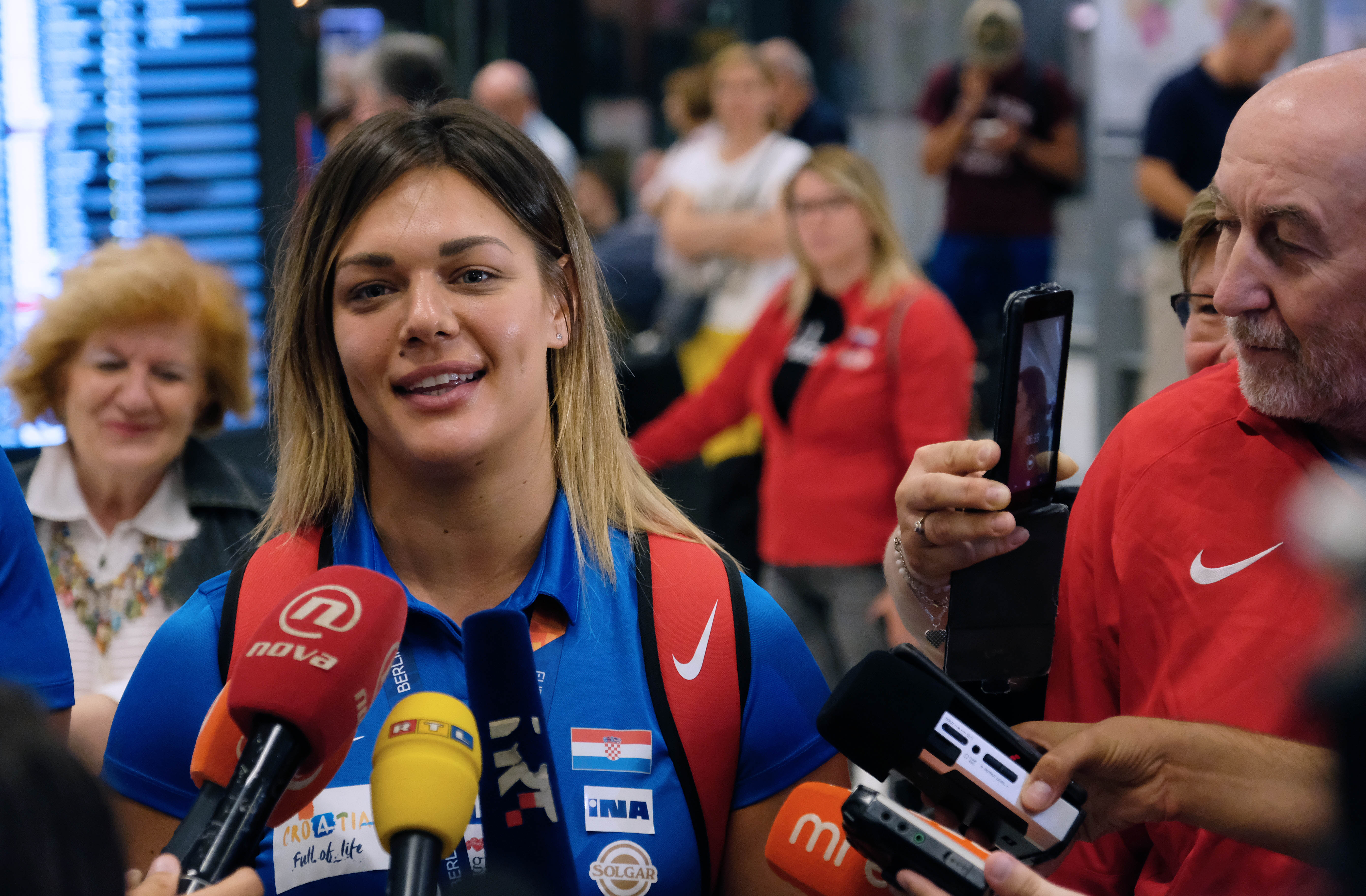 Zagreb, 13.8.2018.- Doèek Sandra Perkoviæ u Meðunarodnoj zraènoj luci Dr. Franjo Tuðman nakon to je u subotu na Europskom atletskom prvenstvu u Berlinu osvojila zlatnu medalju u bacanju diska. Na slici Sandra Perkoviæ.
foto HINA/ Edvard UAK/ ua