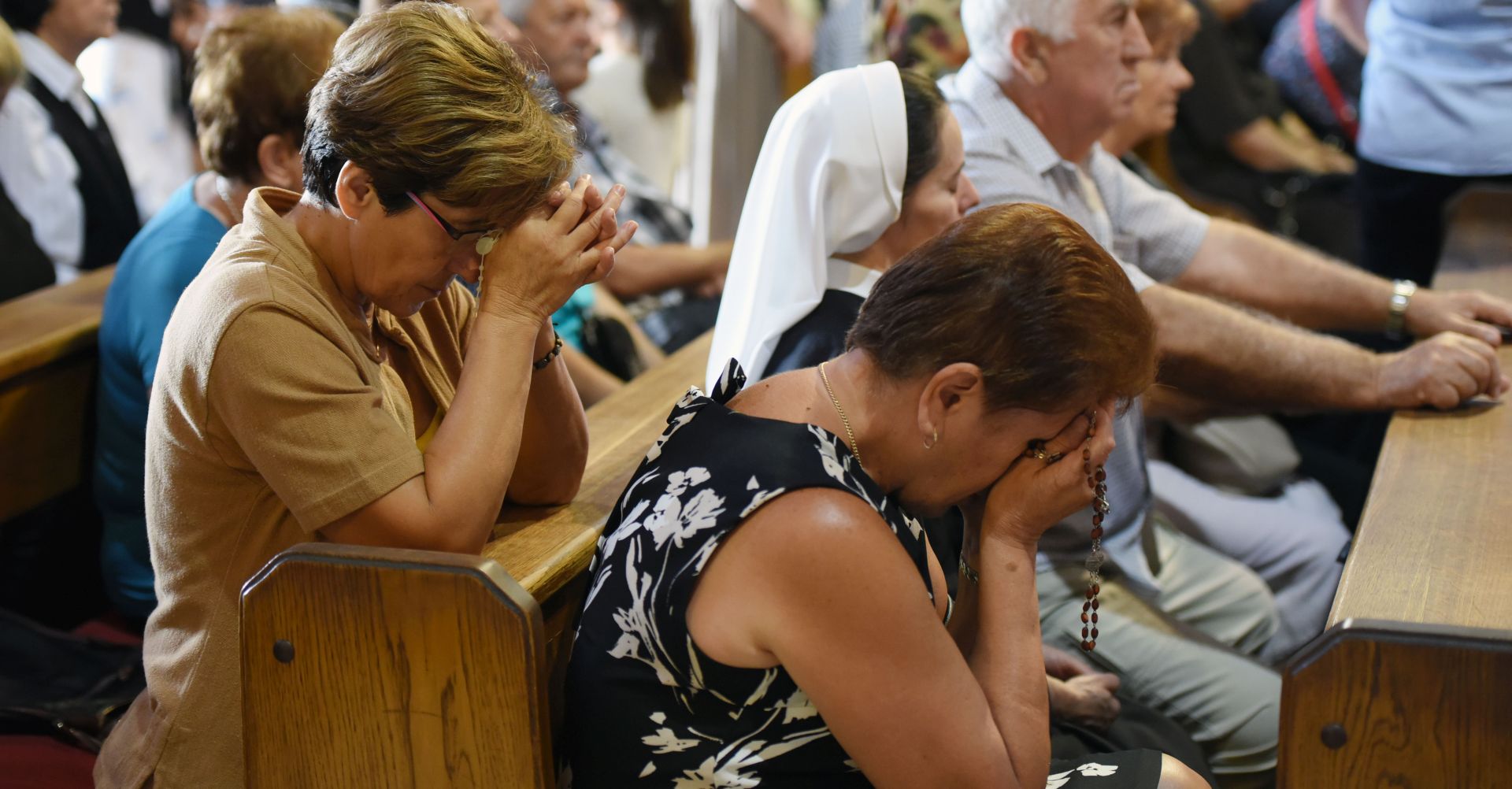 Sinj, 15.08.2018 - Na blagdan Velike Gospe Više desetaka tisuća vjernika sudjeluje u svečanoj procesiji koja je u srijedu prije podne krenula iz Gospina svetišta u Sinju, procesiju predvodi nadbiskup splitsko-makarski mons. Marin Barišić koji će služiti i blagdansko misno slavlje u Gospinu svetištu. foto HINA/ Mario STRMOTIĆ/ms