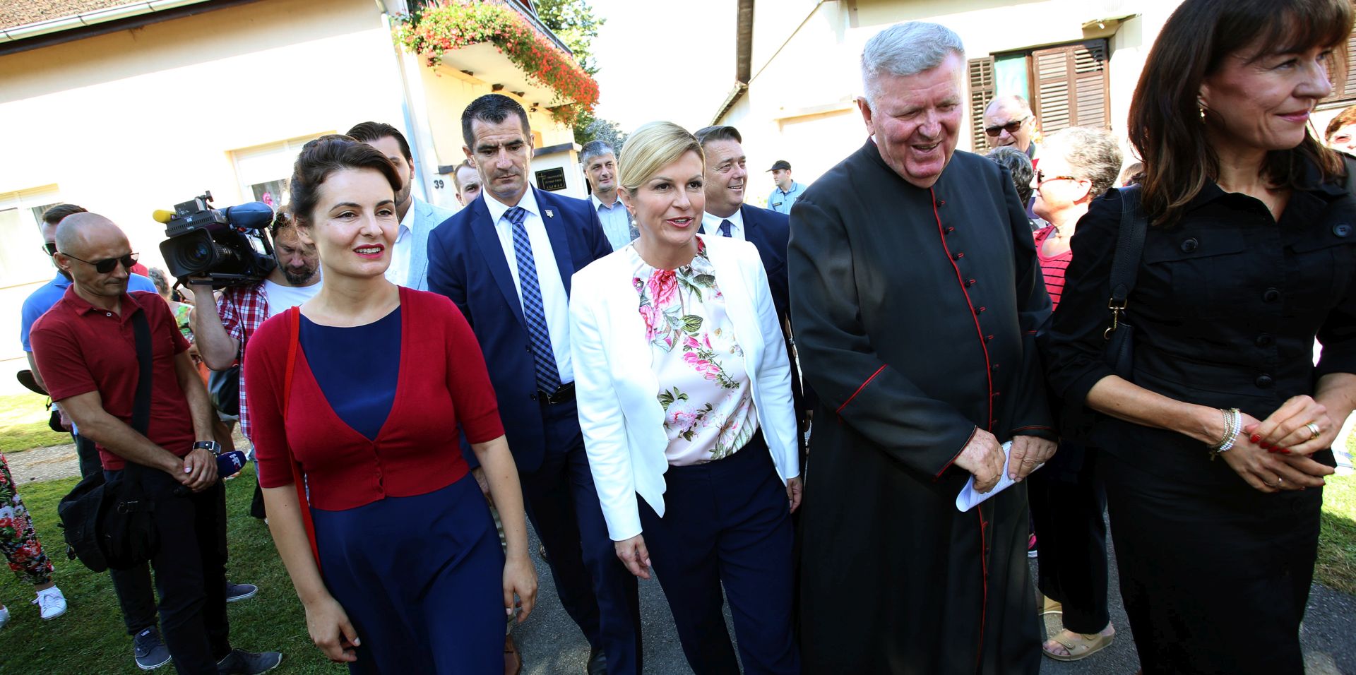 Aljmaš,15.08.2018. - Predsjednica Kolinda Grabar-Kitarović nazočila je  proslavi Velike Gospe u marijanskom svetištu Gospe od Utočista u Aljmašu. Središnje misno slavlje predvodio je Đuro Hranić đakovacko-osječki nadbiskup i metropolit.
foto HINA/ ik