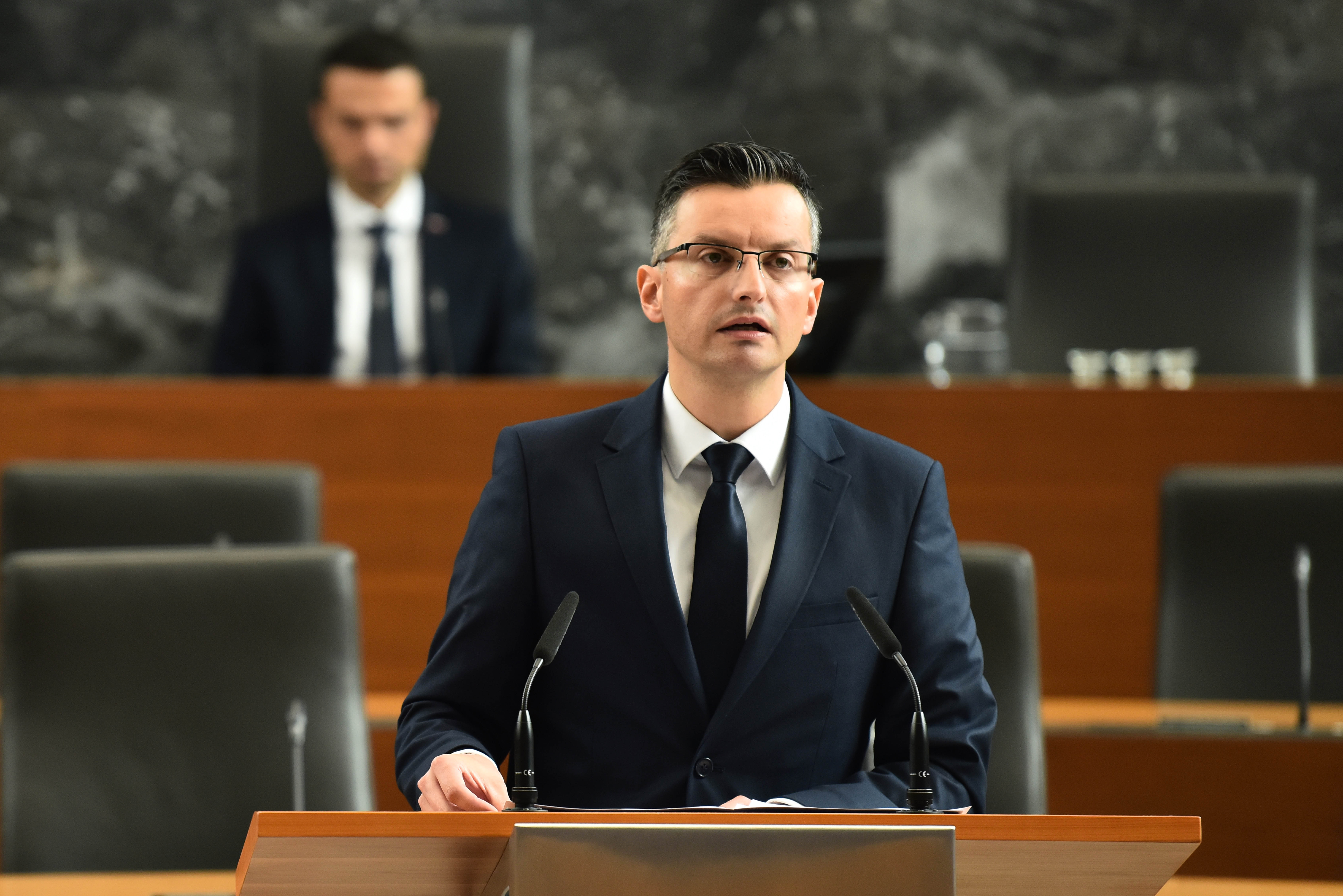 Ljubljana, 17.08.2018 - Sreðivanje zdravstvenog sustava prvi je prioritet, istaknuo je u petak Marjan arec na izvanrednoj sjednici parlamenta koji æe glasati o njegovoj kandidaturi za premijera Slovenije, a u vanjskoj politici naveo je èuvanje sigurnosti "june schengenske granice" prema Hrvatskoj s kojom eli imati dobre odnose i rijeiti granièni i druge sporove. Slovenski parlament poèeo je u petak ujutro izvanredno zasjedanje na kojem æe glasati o arecovoj kandidaturi nakon parlamentarnih izbora 3. lipnja na kojima nijedna stranka niti blok nisu ostvarili rezultat potreban za formiranje  vlade s uvjerljivom parlamentarnom veæinom.
foto HINA/ STA/ Tamino PETELINEK/ ik