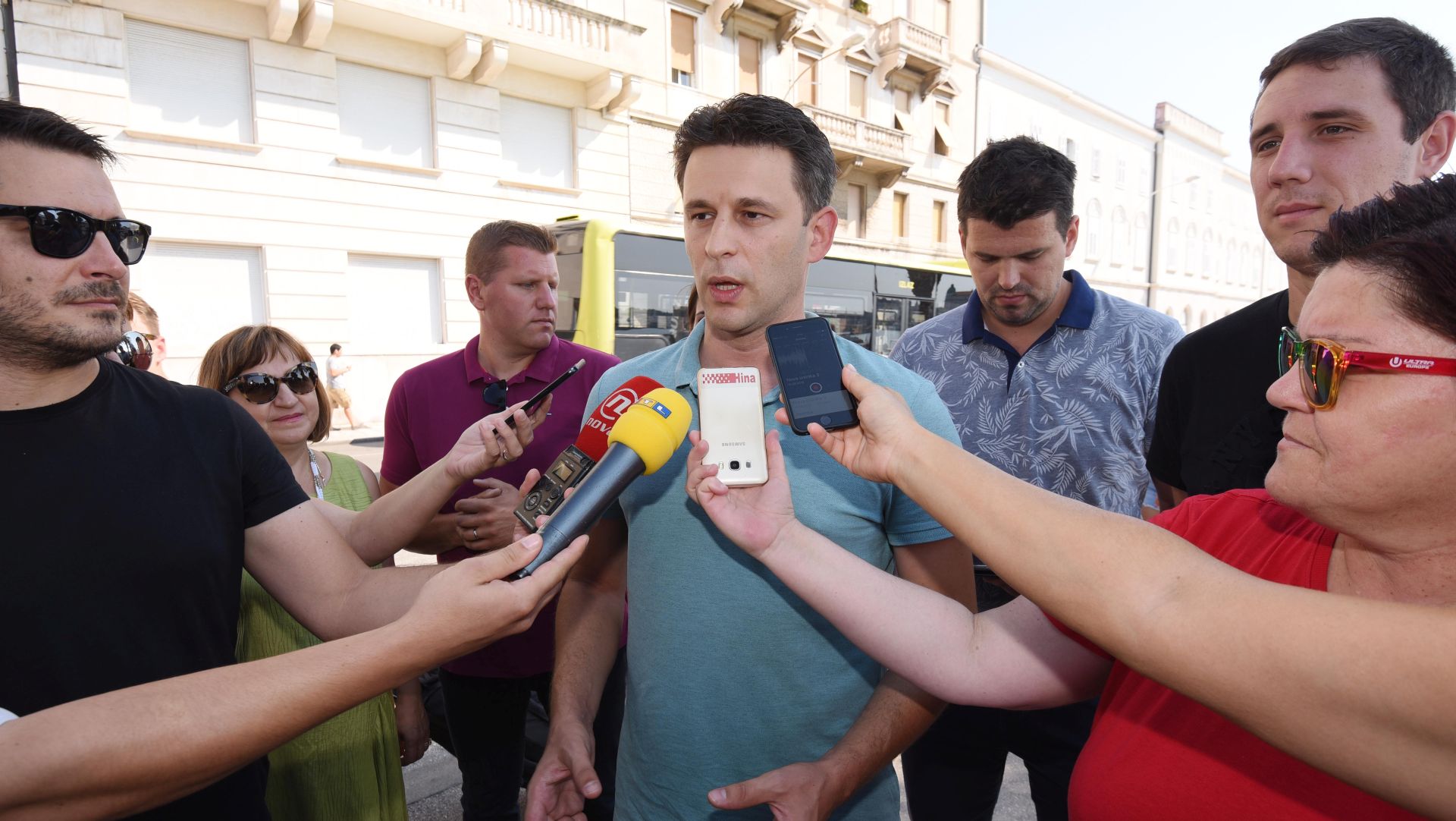 Split, 18.08.2018 - Press konferencija MOSTA ispred HGS na splitskoj Rivi. Na slici Božo Petrov.                  
foto HINA/ Mario STRMOTIĆ/ms