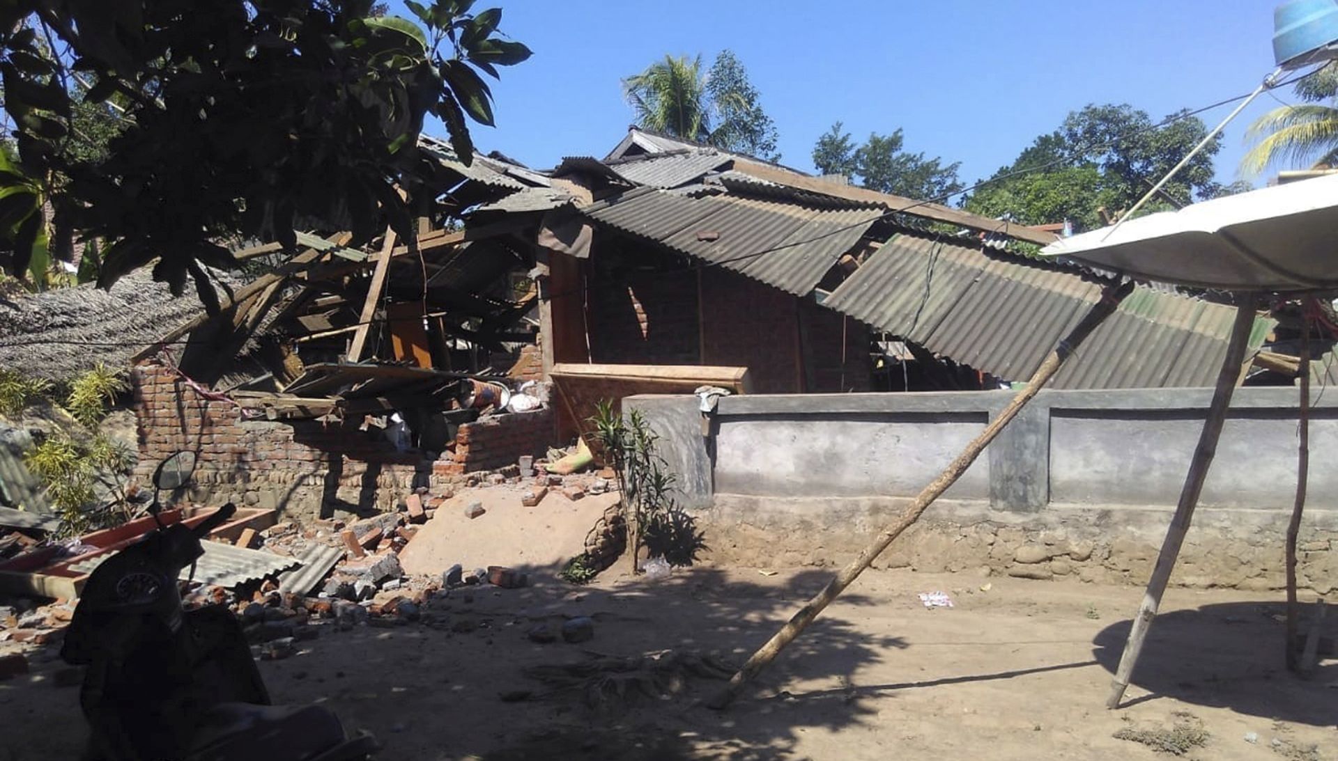 epa06959452 A handout photo made available by the Indonesian the National Agency for Disaster Management (BNPB) shows a collapsed house after a 6.9 magnitude earthquake in Lombok, West Nusa Tenggara, Indonesia, 20 August 2018. According to media reports, a series of earthquakes have struck Indonesia's Lombok Island, the strongest of which measured 6.9 magnitude and occured the morning of 19 August. So far, at least 10 people have been killed.  EPA/BNPB / HANDOUT BEST QUALITY AVAILABLE HANDOUT EDITORIAL USE ONLY/NO SALES