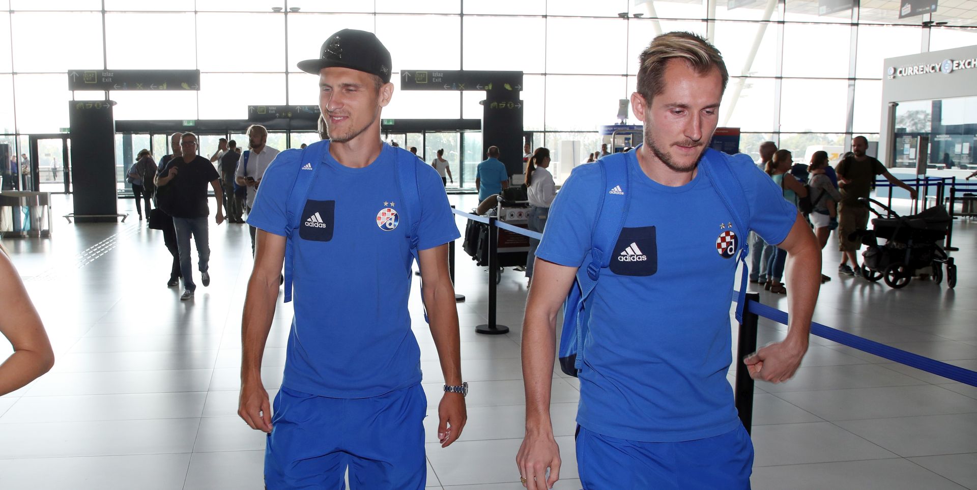 Zagreb, 21.08.2018 - Momèad GNK Dinama otputovala je sa Zraène luke Franjo Tuðman u vicarsku gdje æe sutra igrati 1. utakmicu play offa UEFA Lige prvaka sa vicarskim prvakom Young Boys na Stade de Suisse u Bernu. Na slici Emir Dilaver i Izet Hajroviæ.
foto HINA/ Damir SENÈAR /ds