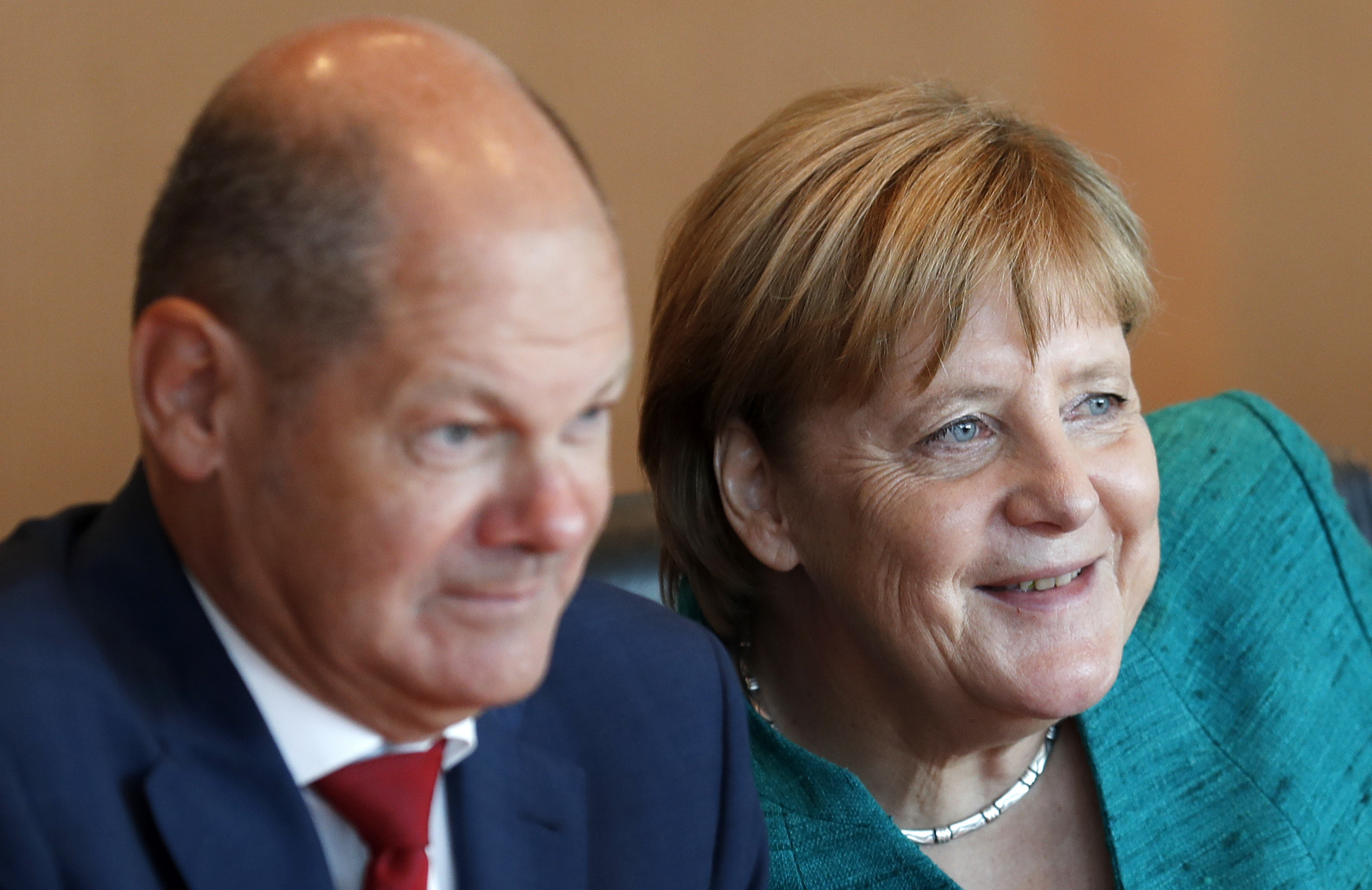 epa06963815 German Chancellor Angela Merkel (R) smiles next to Minister of Finance Olaf Scholz at the beginning of a meeting of the German Federal cabinet at the Chancellery in Berlin, Germany, 22 August 2018.  EPA/FELIPE TRUEBA