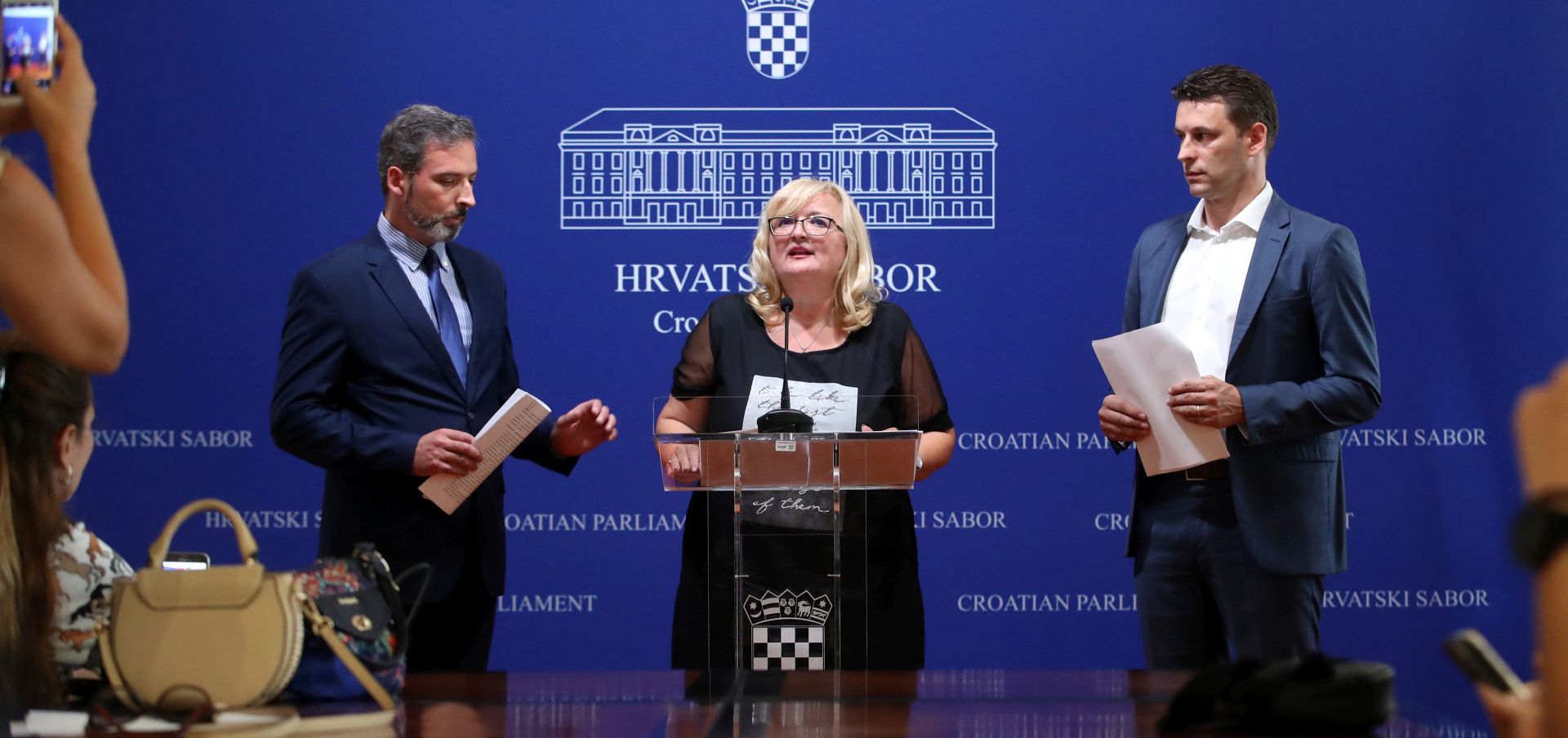 Zagreb, 22.08.2018 - Klub zastupnika Mosta nezavisnih lista odrao je konferenciju za medije "Mostovih 50 razloga za smjenu ministra Kujundiæa???". ?? Na konferenciji su govorili saborska zastupnica Ines Strenja-Liniæ, saborski zastupnik Boo Petrov, te Ivan Bekavac, voditelj Mostova Savjeta za zdravstvo.
foto HINA/ Damir SENÈAR /ds