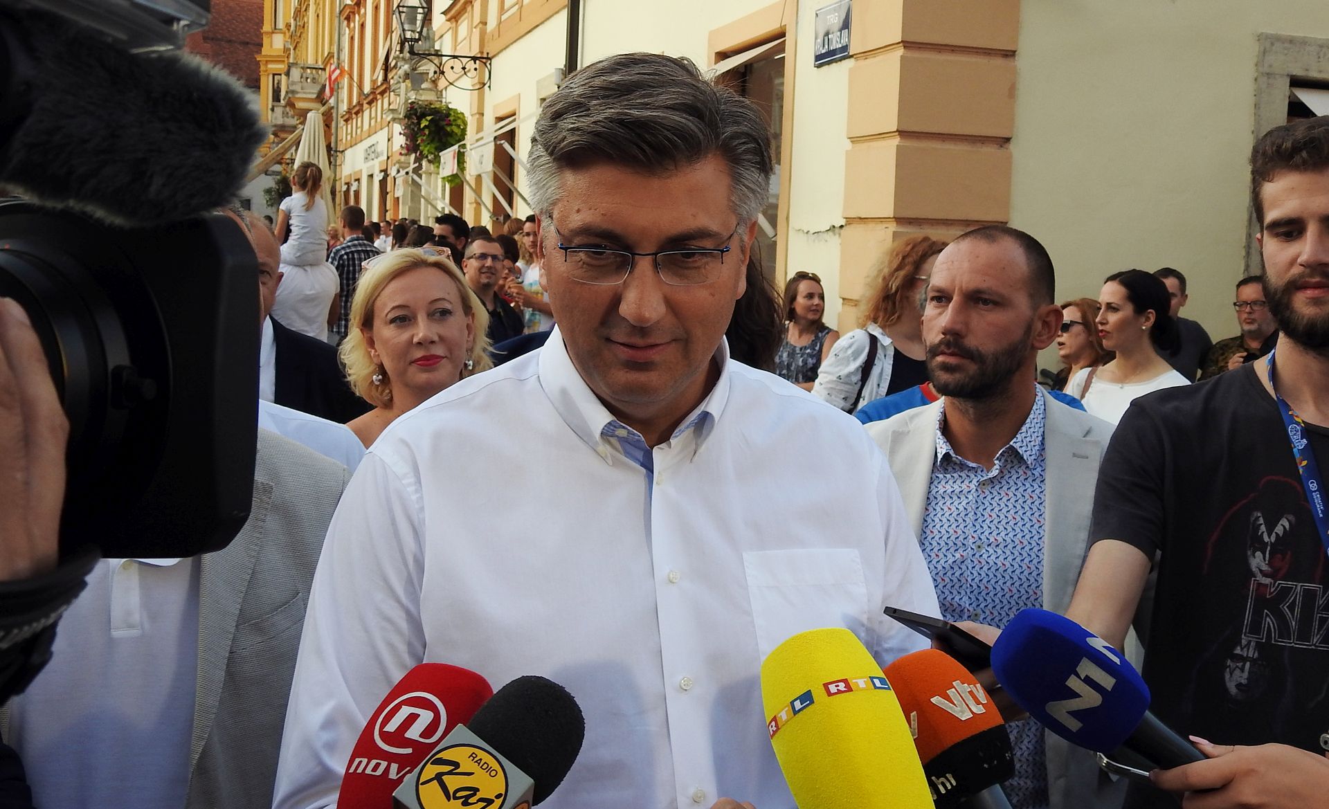 Varaždin, 22.8.2018. - "Nadležni ministri, kao i nadležne institucije, razmatraju na koji se način može pomoći Uljaniku, a da to bude u skladu sa zakonom i obveznim propisima kada je riječ o državnim potporama“, izjavio je predsjednik Vlade Andrej Plenković u srijedu u Varaždinu gdje je posjetio Špancirfest. Na fotografiji Andrej Plenković.
foto HINA/ Siniša KALAJDŽIJA/ ml