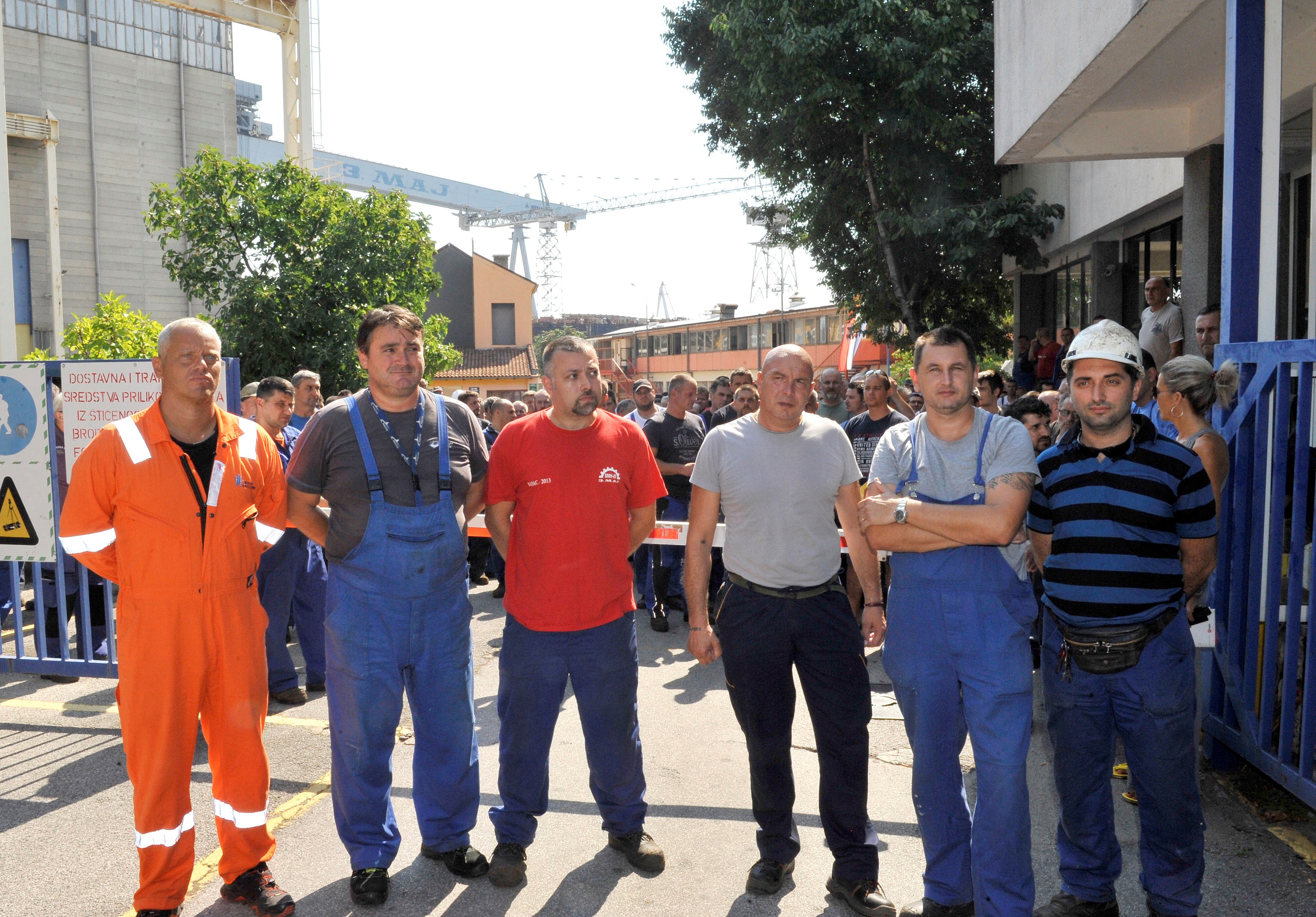 Rijeka, 23.8.2018. - Drugi dan trajka u Brodogradilitu 3. maj. Na slici radnici i predstavnici trajkakog odbora na ulazu u brodgradilite.
foto HINA/ Miljenko KLEPAC/ ua