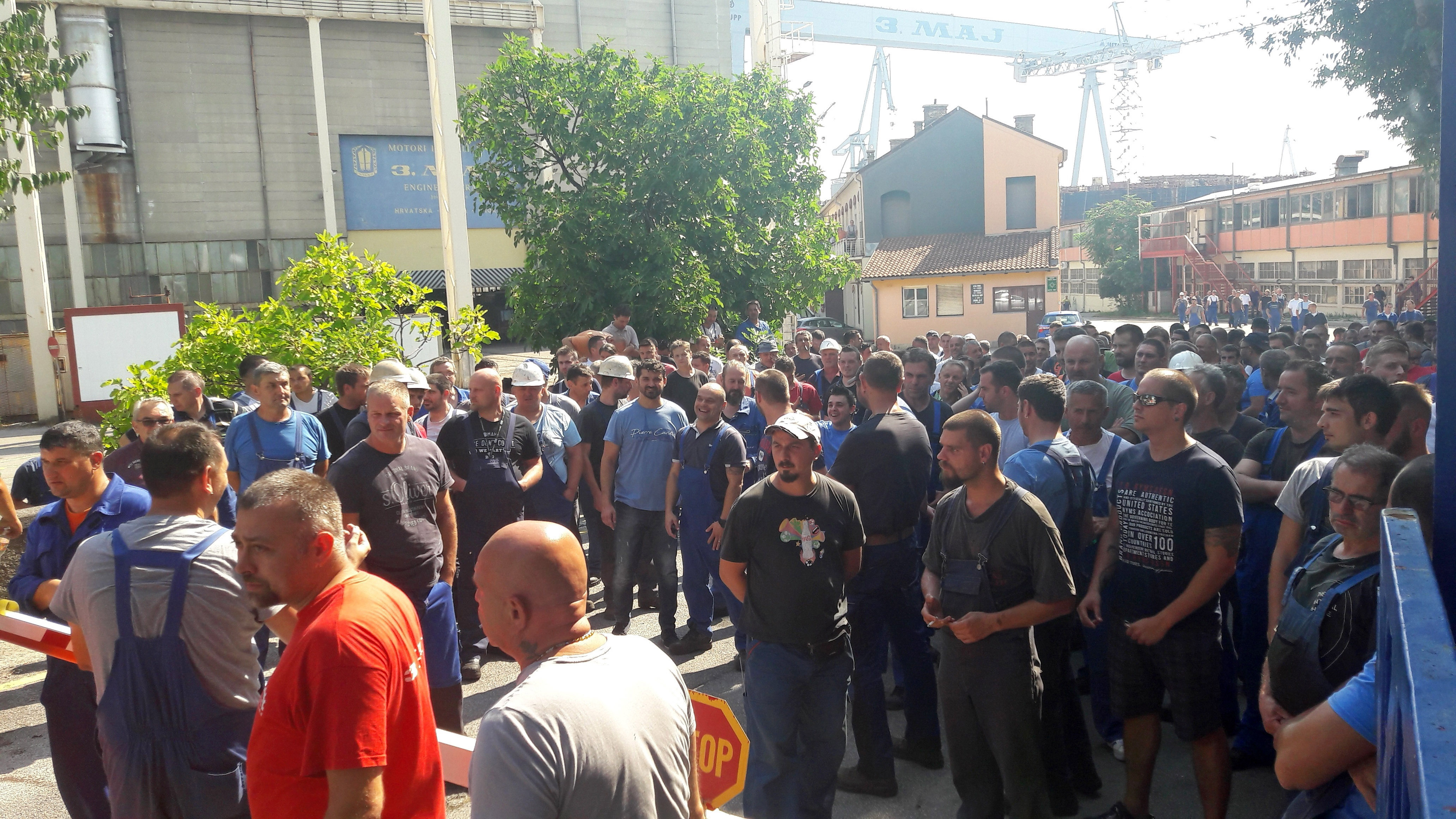 Rijeka, 23.8.2018. - Drugi dan trajka u Brodogradilitu 3. maj. Na slici radnici ispred ulaza u brodogradilite.
foto HINA/ Miljenko KLEPAC/ ua
