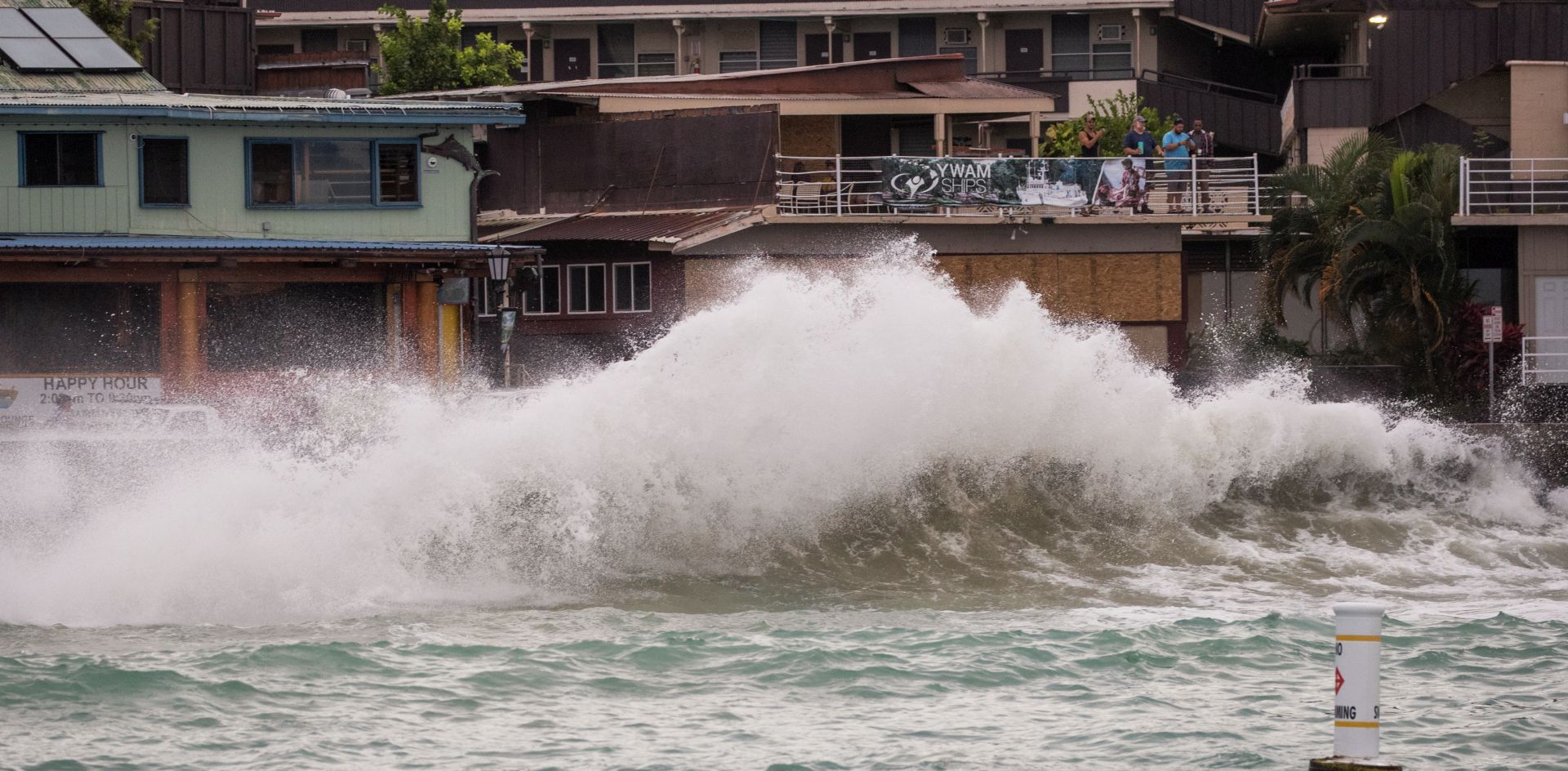 epa06967160 Visitors watch the rising surf generated by Hurricane Lane, crash upon the Kailua Kona coastline, Hawaii, USA, 23 August 2018.   Heavy winds and rain are expected to hit the area as Hurricane Lane draws near.  EPA/Bruce Omori