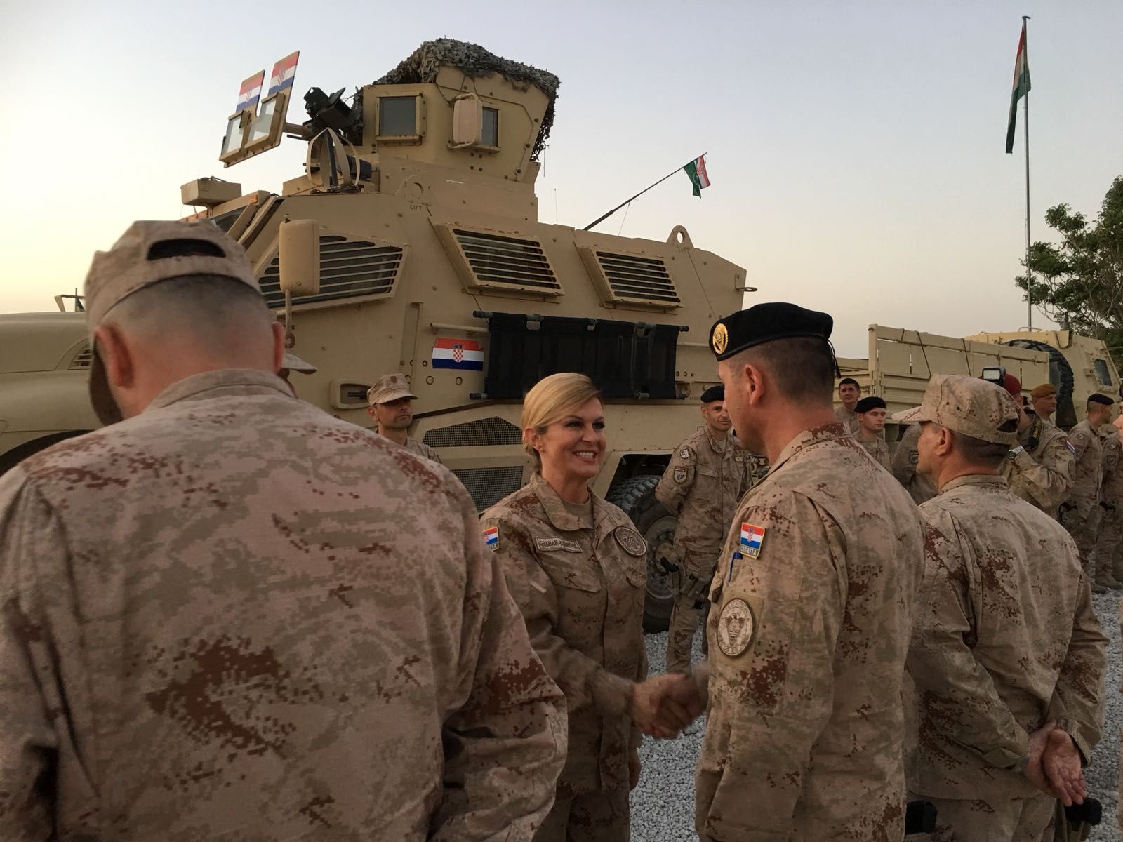 Zagreb/Mazar-e-Sharif, 24.8.2018. - Predsjednica drave i vrhovna zapovjednica hrvatskih oruanih snaga Kolinda Grabar-Kitaroviæ u petak je posjetila hrvatske vojnike u Mazar-e-Sharifu koji u Afganistanu sudjeluju u meðunarodnoj misiji "Odluèna potpora" i rekla im da svojim angamanom na uspostavi mira, stabilnosti i sigurnosti u toj dravi tite i sigurnost Hrvatske. foto HINA/ Ured predsjednice/ ml