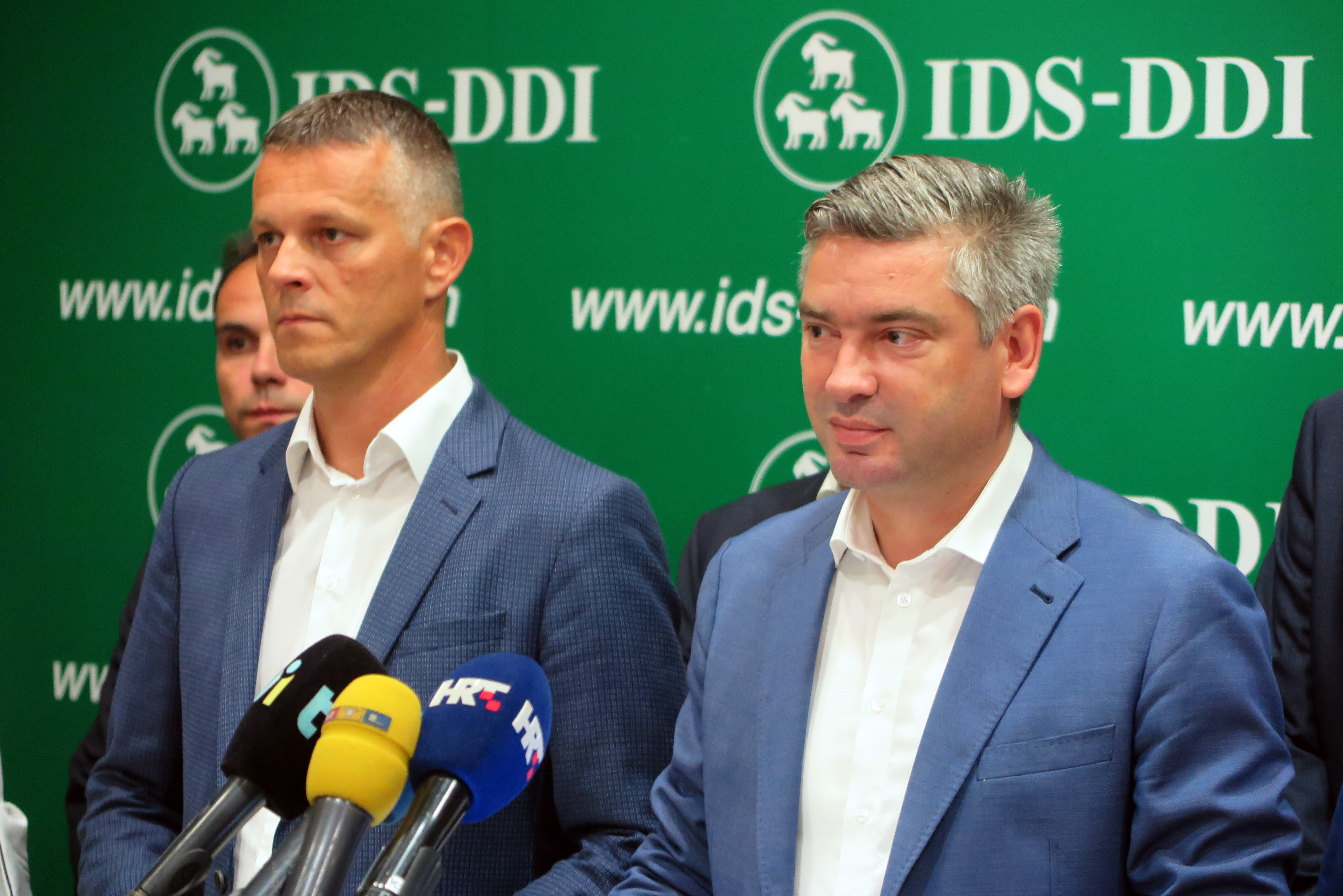 Pula, 26.8.2018 - Izvanredna konferencija za medije IDS-a o Uljaniku u prostorijama IDS-a u Puli. Na slici potpredsjednik IDS-a Valter Flego i predsjednik stranke Boris Miletiæ.
foto HINA/ Daniel SPONZA/ ua