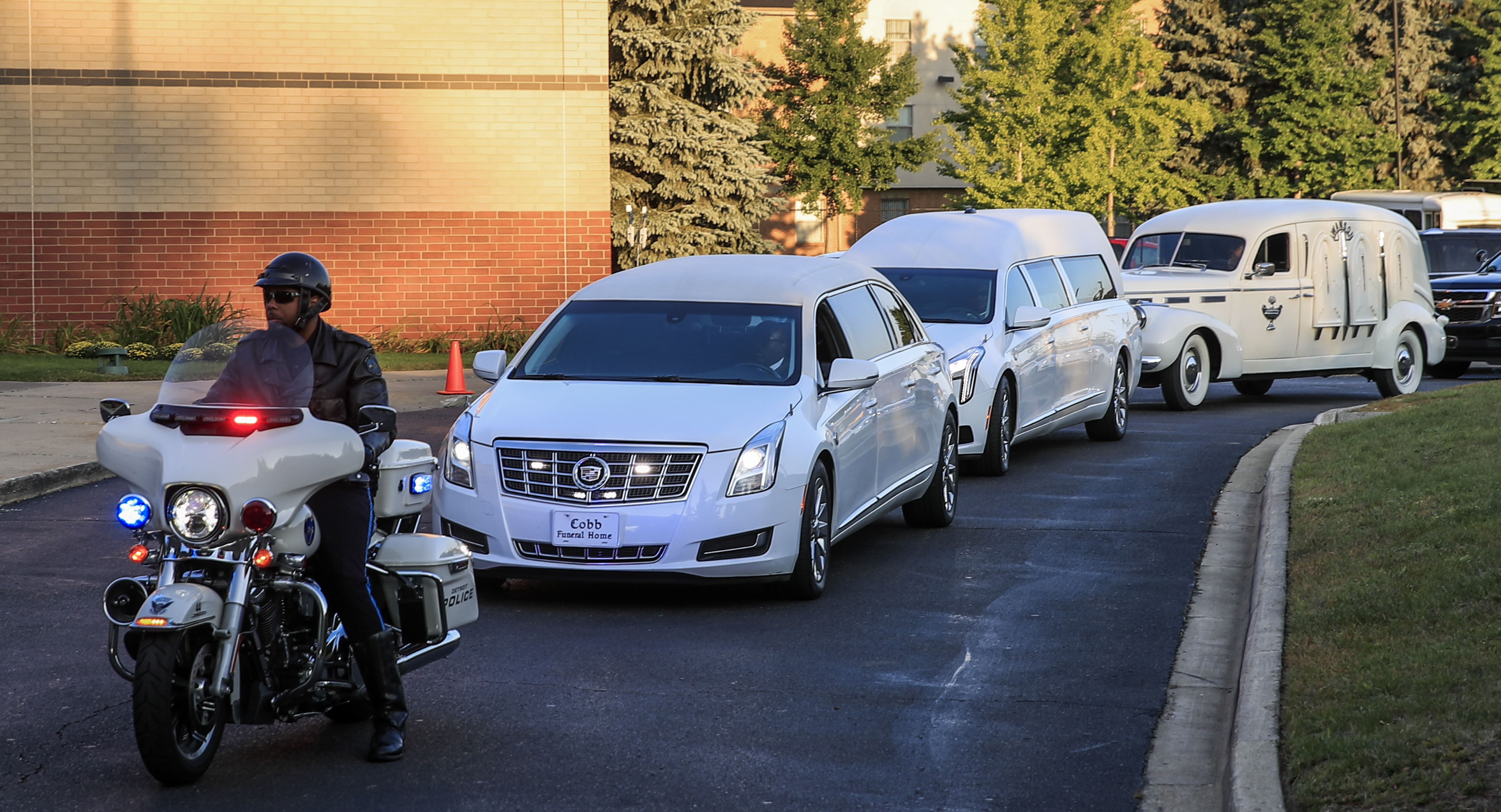 epa06987104 The body of US singer Aretha Franklin arrives in a 1940 LaSalle hearse (Rear R) for her funeral service at the Greater Grace Temple in Detroit, Michigan, USA, 31 August 2018. Aretha Franklin, known as the Queen of Soul for recording hits such as RESPECT, Chain of Fools and many others, died 16 August 2018 from pancreatic cancer and will be buried in Woodlawn Cemetery on 31 August.  EPA/TANNEN MAURY