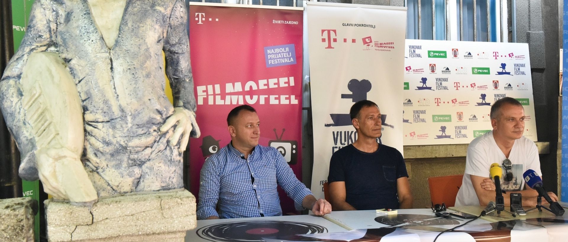 Zagreb: U  Beertiji predstavljen program 12. Filmskog Festivala u Vukovaru 08.08.2018., Zagreb - U subkulturnom centru Beertija predstavljen je program 12. filmskog festivala u Vukovaru koji ce se odrzati od 23. do 26. kolovoza. Na predstavljanju su bili nazocni direktor festivala Igor Rakonic, umjetnicki direktor festivala Dean Sinovcic, te Kresimir Bubalo iz Peveca.
Photo: Davor Visnjic/PIXSELL