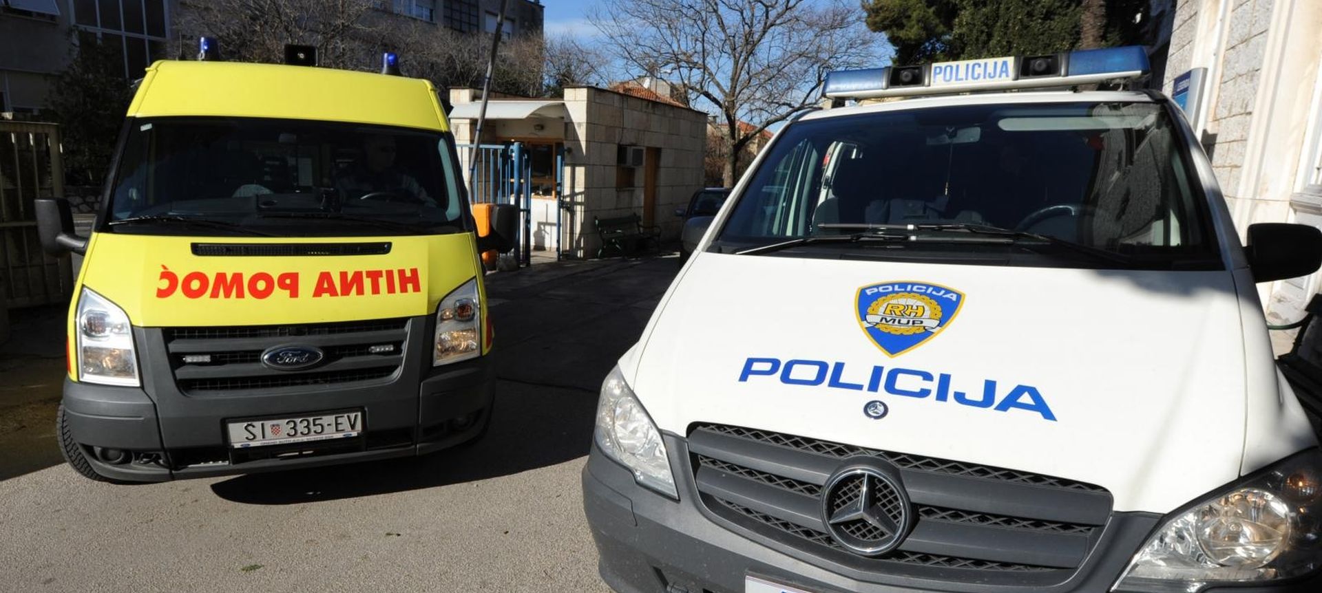 09.02.2015., Sibenik - Policija obavlja ocevid na ulazu u Sibensku bolnicu, gdje je vozac polomio ulaznu rampu. 
Photo: Hrvoje Jelavic/PIXSELL