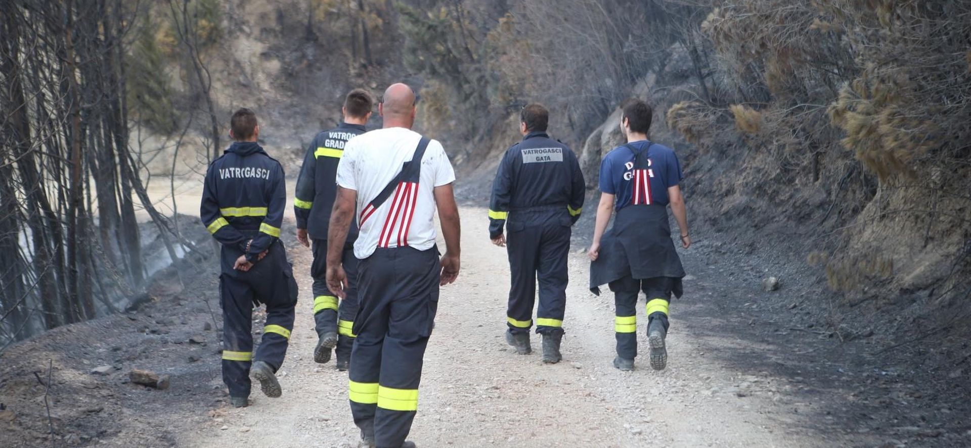 Vatrogasci probdjeli cijelu noć na požarištu kod Lokve Rogoznice 12.08.2018., Lokva Rogoznica - Vatrogasci probdjeli cijelu noc na pozaristu kod Lokve Rogoznice.
Photo: Ivo Cagalj/PIXSELL