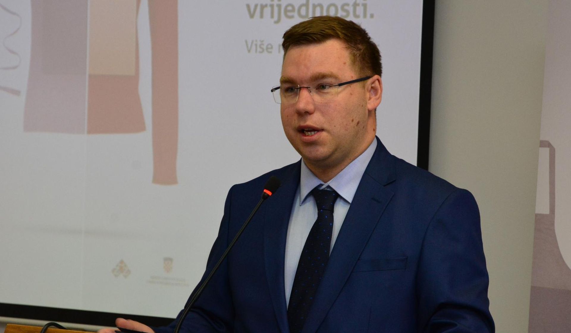 18.07.2017., Slavonski Brod - Ministar rada i mirovinskoga sustava Marko Pavic boravio je u Brodsko-posavskoj zupaniji. Radnim posjetom ministar Pavic predstavio je Program zaposljavanja zena - "Zazeli" jedinicama lokalne i podrucne (regionalne samouprave).
Photo: Ivica Galovic/PIXSELL