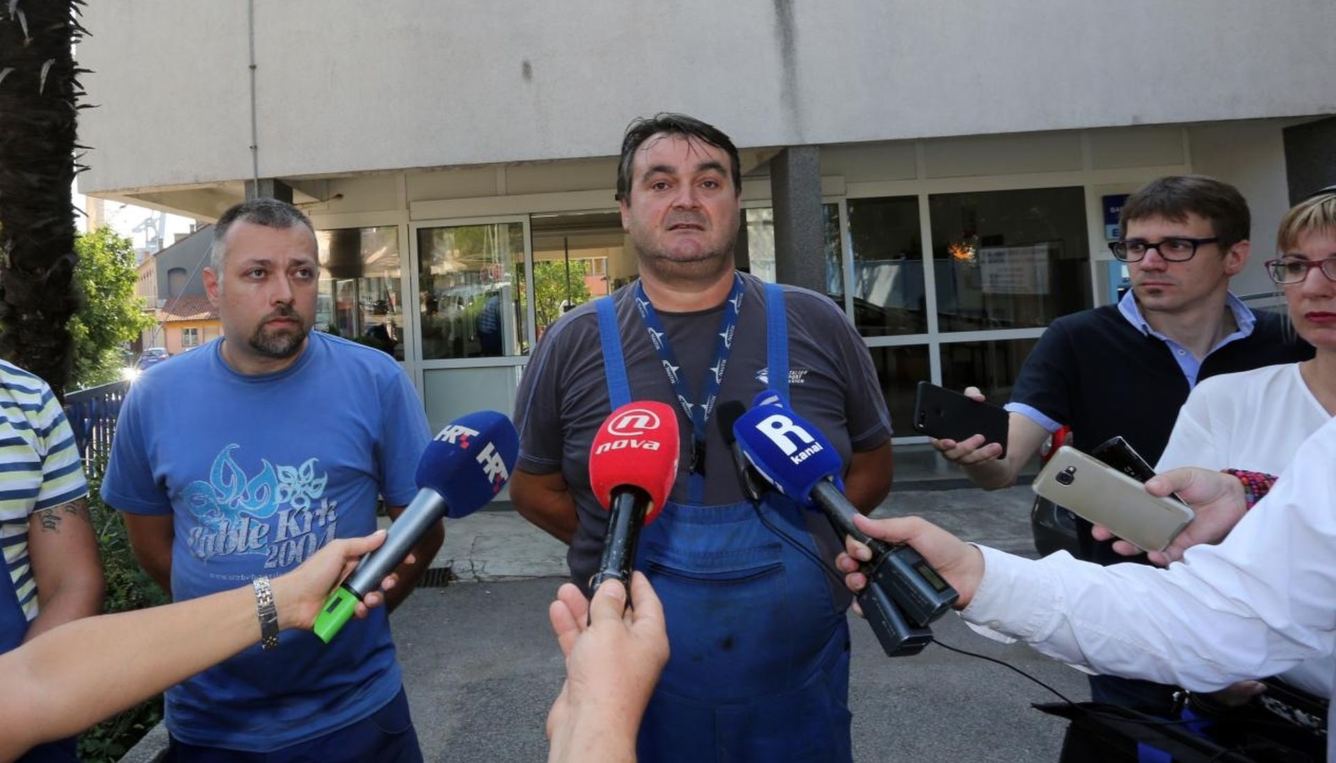 Rijeka: Izjave članova štrajkačkog odbora pred brodogradilištem 3. maj 22.08.2018. Rijeka - Radnici brodogradilista 3 maj u mirnom strajku na radnim mjestima. Izjave za novinare dali su clanovi strajkackog odbora Dejan Jugovic, Boris Bucanac i Veljko Todorovic.
Photo: Goran Kovacic/PIXSELL