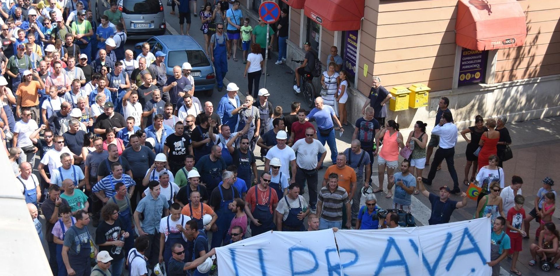 Pula: Grupa štrajkaša prošla gradskim ulicama 22.08.2018., Pula - Grupa strajkasa brodogradilista Uljanik oko podneva prosla mimohodom kroz centar grada zahtjevajuci ostavku Uprave brodogradilista. Photo: Dusko Marusic/PIXSELL