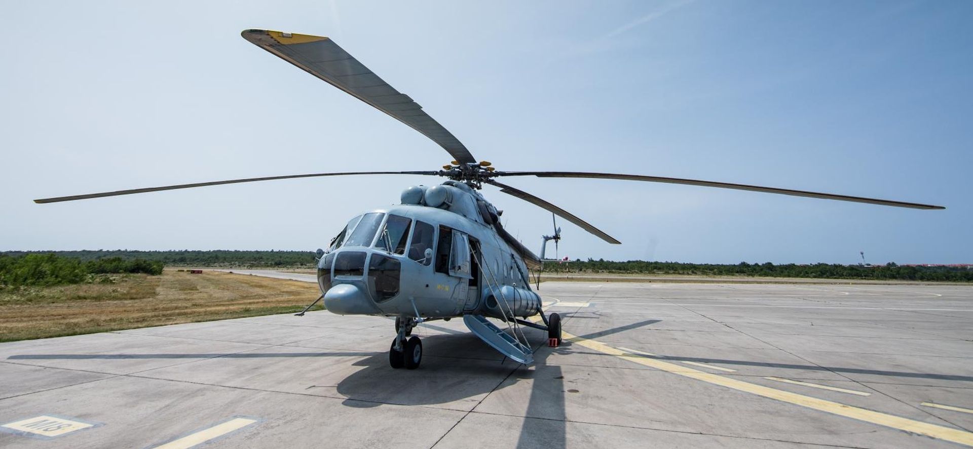 24.06.2017., Krk -  Posada helikoptera iz sastava Eskadrile visenamjenskih helikoptera 91. zrakoplovne baze HRZ i PZO-a, zajedno s medicinskim timom Oruzanih snaga RH stacionirana je u Zracnoj luci Rijeka na otoku Krku. U nepunih sedam mjeseci ove godine, timovi hitnog zracnog medicinskog prijevoza koji su u 24-satnom dezurstvu stacionirani u Zracnoj luci Rijeka na Krku, prevezli su 119 osoba te na taj nacin stanovnistvu i gostima Primorsko-goranske, Istarske, Licko-senjske i dijela Zadarske zupanije osigurali brze medicinsko zbrinjavanje. Helikopter MI17 1VA.
Photo: Davor Puklavec/PIXSELL