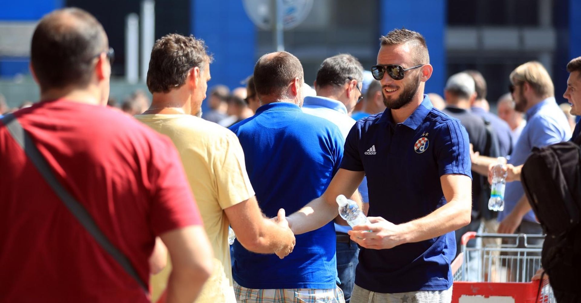 Zagreb: Danijel Zagorac i Amer Gojak navijačima koji čekaju ulaznice dijelili vodu 24.08.2018., Zagreb - Nogometasi Danijel Zagorac i Amer Gojak djelili su vodu navijacima koji su cekali u redu za karte za utakmicu Lige prvaka.
Photo: Slavko Midzor/PIXSELL