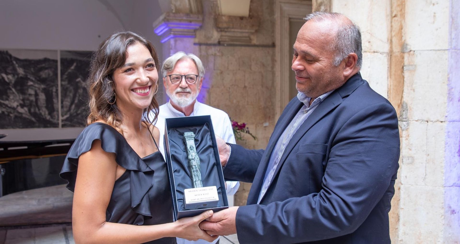 25.08.2018., Palaca Sponza, Dubrovnik - U sklopu 69. Dubrovackih ljetnih igara, nagradu Orlando za najuspjesnija ostvarenja u dramskom programu osvojila je glumica Natasa Kopec, dok je u glazbenom dijelu nagrada pripala Daniilu Trifonovu. Natasa Kopec, Zdravko Kedzo, Kazimir Bacic.
Photo: Grgo Jelavic/PIXSELL