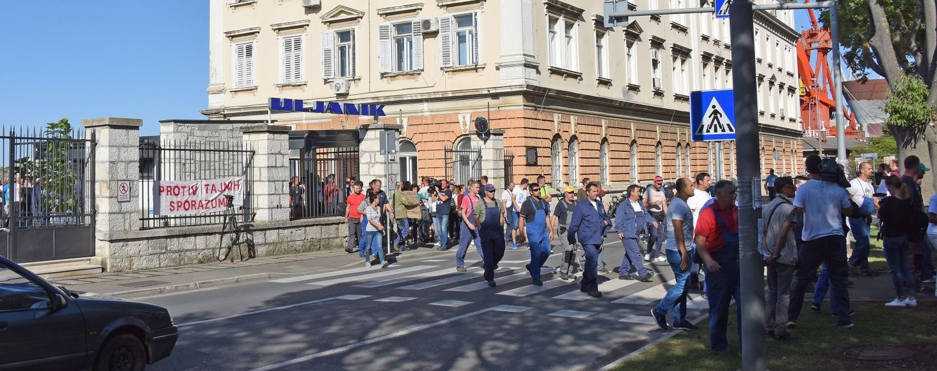 Pula: Radnici Uljanika ponovno i na ulicama, pozivaju građane na prosvjed 27.08.2018., Pula - Osam autobusa s otprilike 400 radnika Uljanika, kojima se u Rijeci prikljucilo jos deset autobusa s radnicima 3. maja, jutros je krenulo za Zagreb gdje je u 11 sati na Trgu sv. Marka najavljen prosvjed zbog neisplate placa za srpanj. Iako su sindikati najavljivali nastavak strajka unutar zidina Uljanika, preostali radnici ponovno su na ulicama. Pozivaju i druge gradjane na prosvjed. 

Photo: Dusko Marusic/PIXSELL