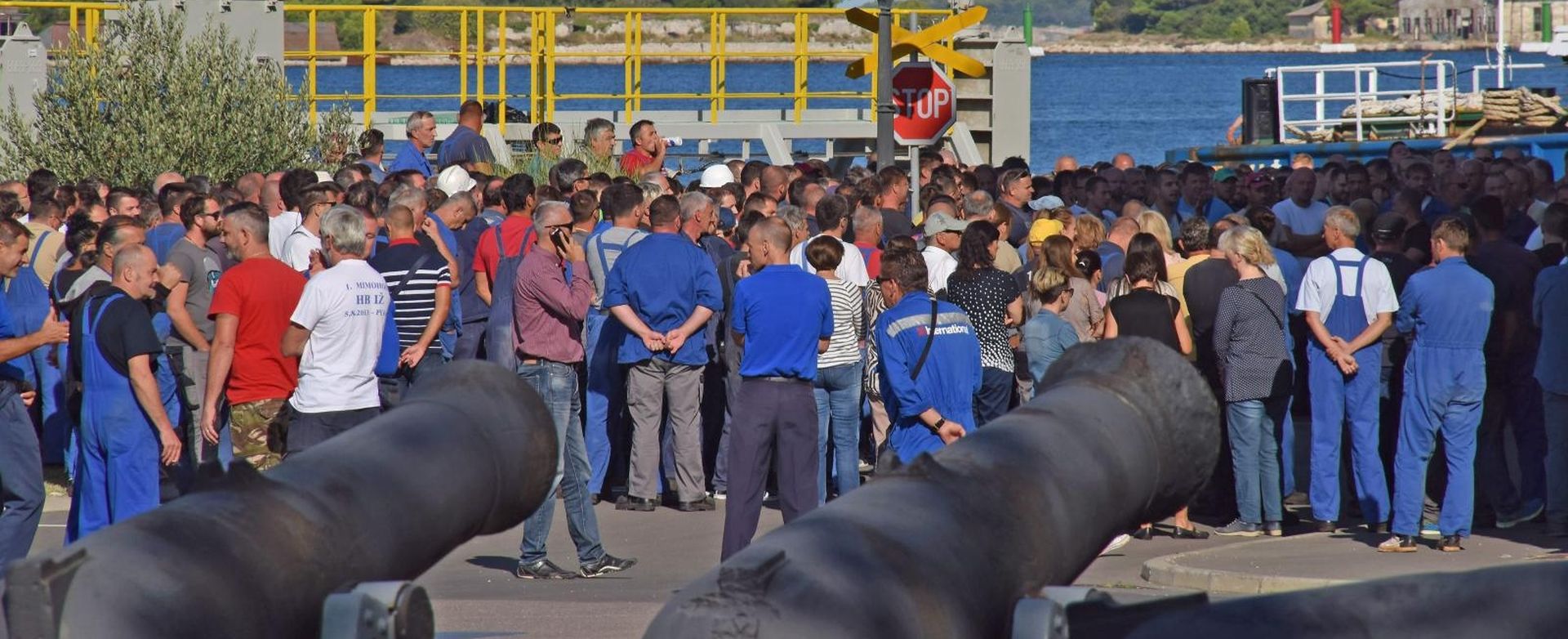 Pula: Radnici Uljanika ponovno i na ulicama, pozivaju građane na prosvjed 27.08.2018., Pula - Osam autobusa s otprilike 400 radnika Uljanika, kojima se u Rijeci prikljucilo jos deset autobusa s radnicima 3. maja, jutros je krenulo za Zagreb gdje je u 11 sati na Trgu sv. Marka najavljen prosvjed zbog neisplate placa za srpanj. Iako su sindikati najavljivali nastavak strajka unutar zidina Uljanika, preostali radnici ponovno su na ulicama. Pozivaju i druge gradjane na prosvjed. 

Photo: Dusko Marusic/PIXSELL