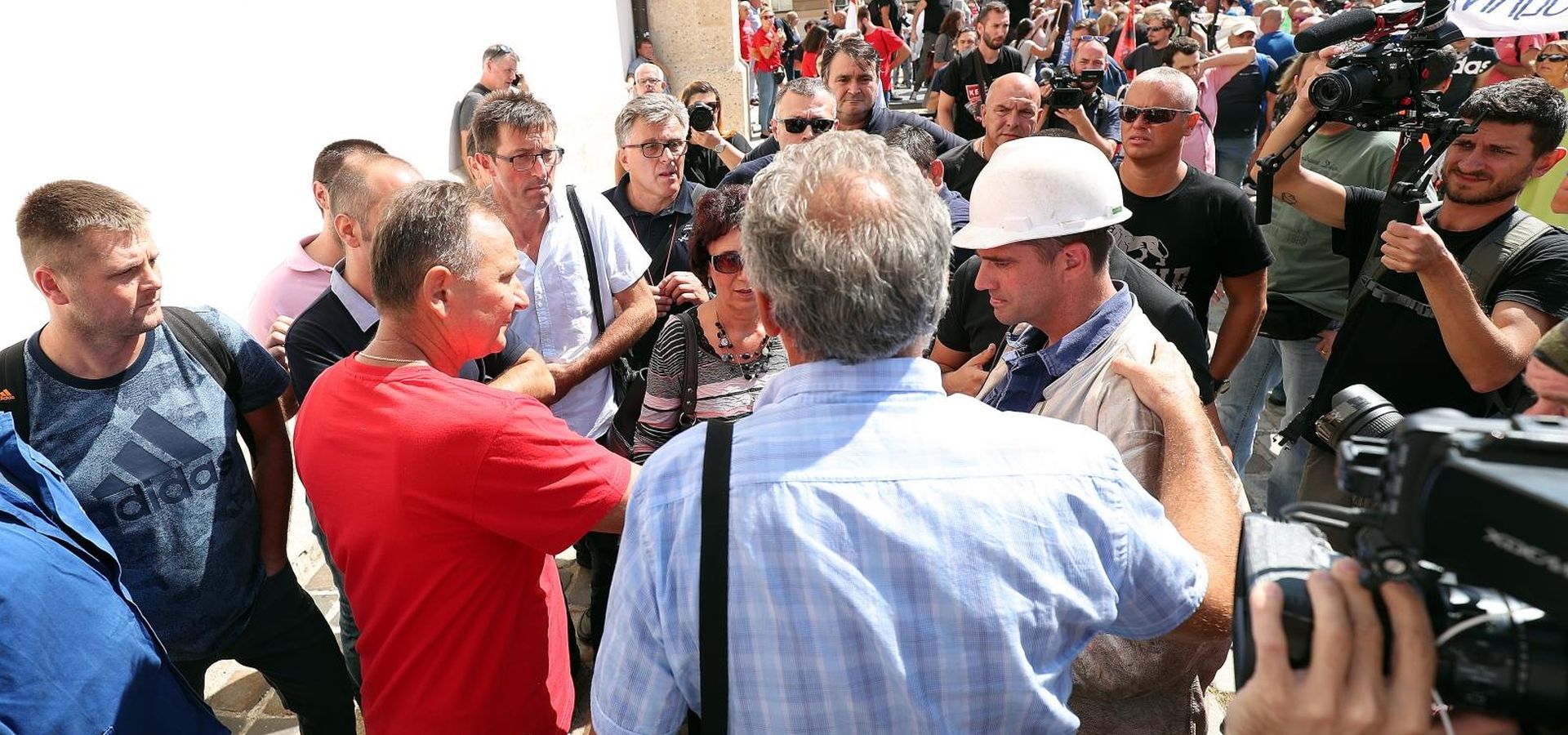 27.08.2018., Zagreb - Radnici brodogradilista Uljanik i 3. maj odrzali su prosvjed ispred Banskih dvora na Trgu svetog Marka zbog neisplate placa. Predstavici radnika Uljanika i 3. maja dolaze u Banske dvore na sastanak s predsjednikom Vlade RH Andrejom Plenkovicem. Photo: Goran Stanzl/PIXSELL