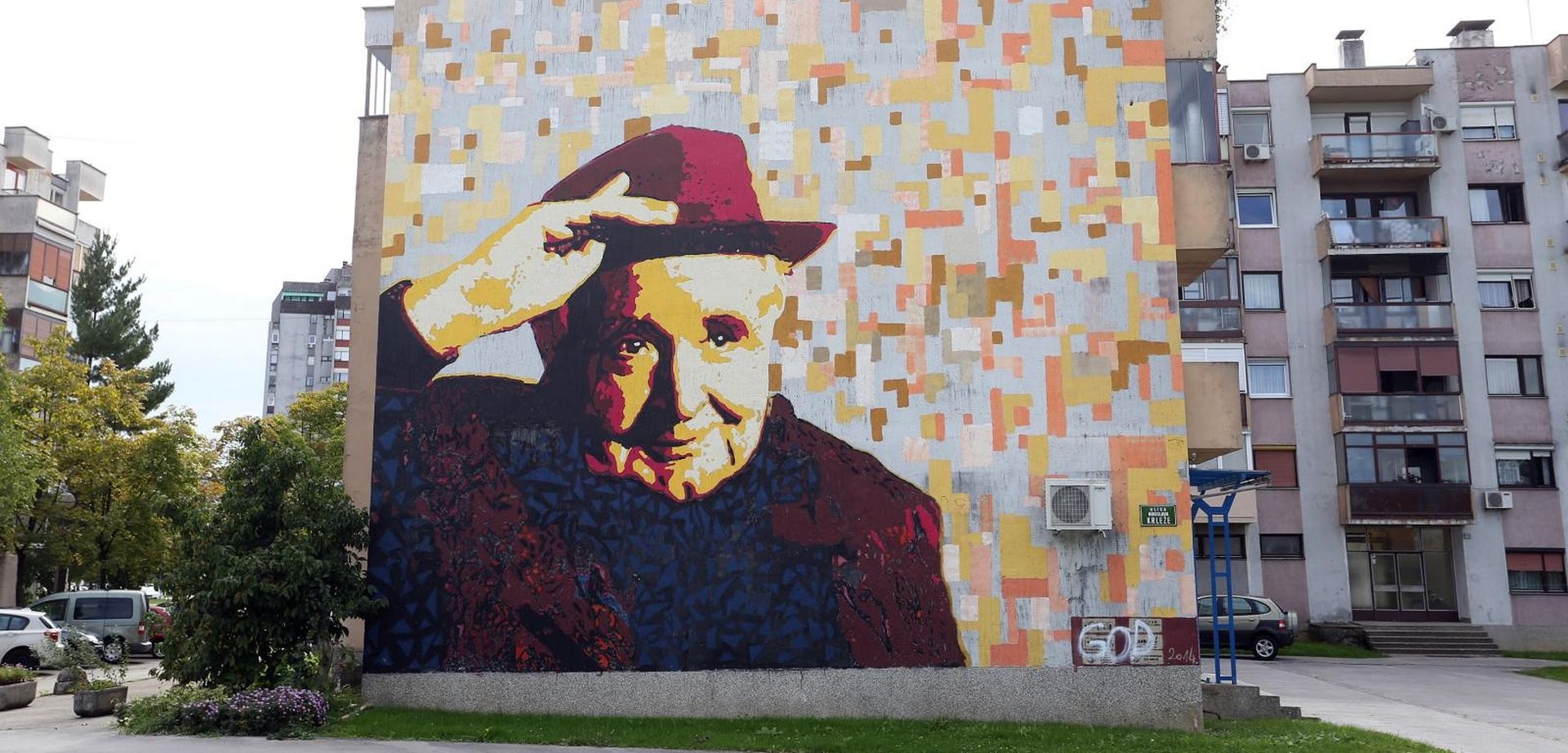 28.09.2015., Karlovac - Mural s likom knjizevnika Miroslava Krleze na stambenoj zgradi u ulici Miroslava Krleze. Autor murala je Leonard Lesic iz Duga Rese, a pokretac projekta je udruga Polka.
Photo: Kristina Stedul Fabac/PIXSELL