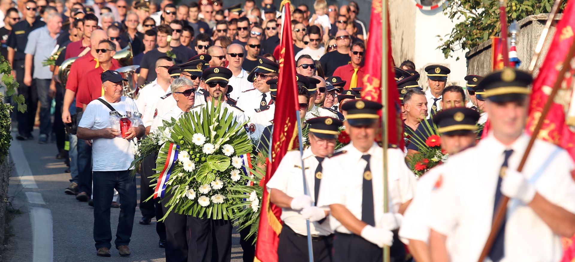 28.08.2015., Tisno -
Povodom 11. obljetnice kornatske tragedije polozeni su vijenci na spomen-plocu na Vatrogasnom domu, a nakon mimohoda sjecanja na groblju sv. Duh vijenci su polozeni na centralni kriz i na grobove tragicno stradalih vatrogasaca.
Photo: Dusko Jaramaz/PIXSELL