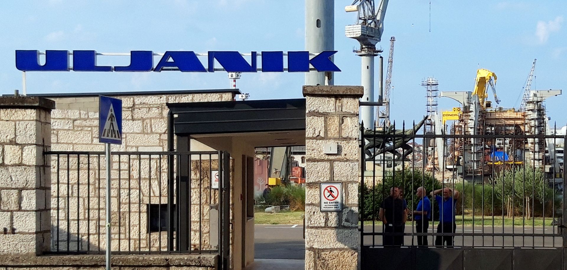Pula, 31.08.2018 - Predsjednik trajkakog odbora Uljanika Ðino verko poruèio je u petak ujutro kako su radnici jo uvijek u trajku i bit æe dok im se ne isplati plaæa, a da plaæu jo nisu dobili jer su oèito u tijeku operativne radnje koje se odnose na potpisivanje dokumenata u bankama. Na slici ulaz u Uljanik.
foto HINA/ Daniel SPONZA/ ds