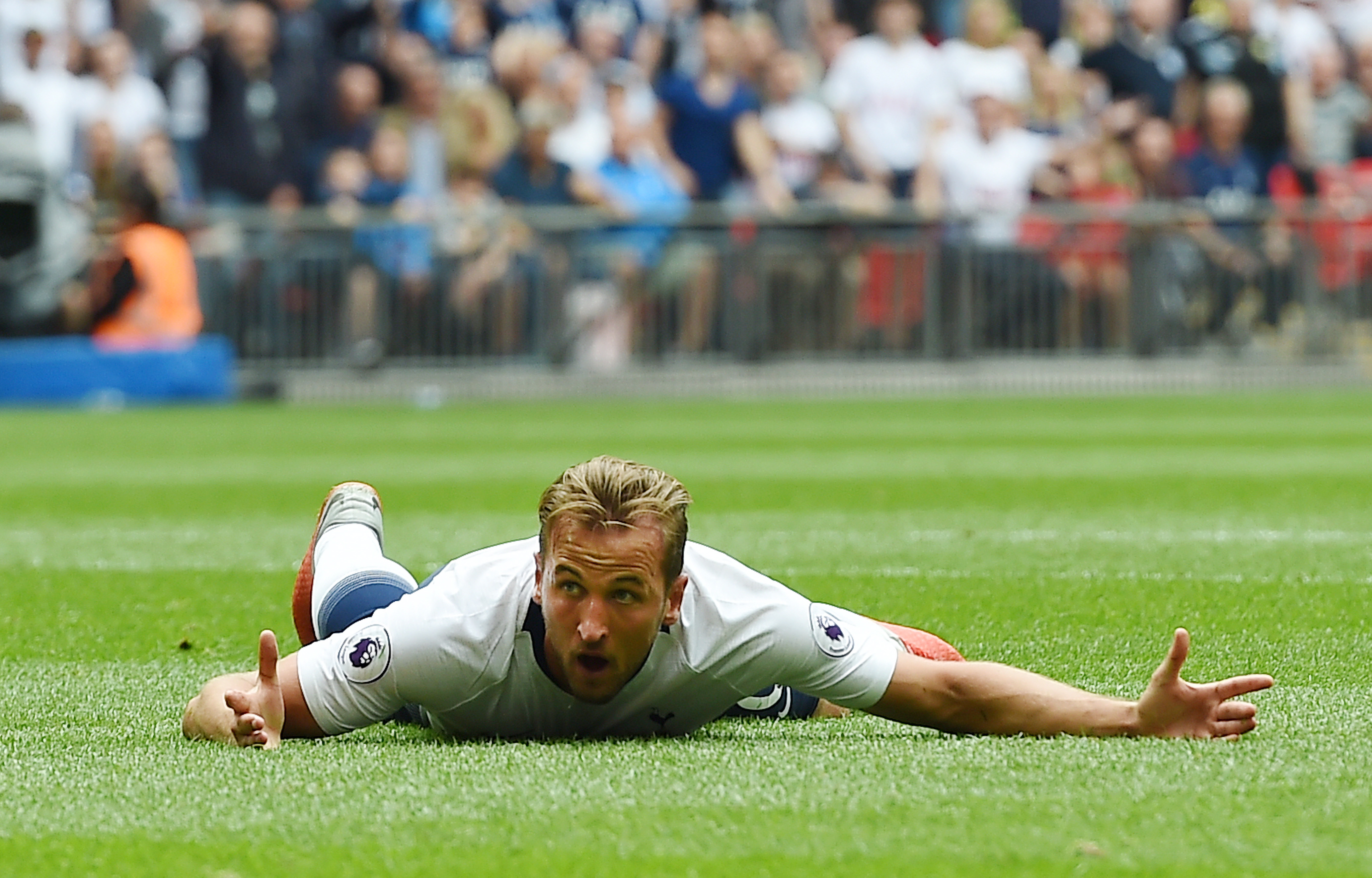 epa06956374 Tottenham's Harry Kane appeals for a penalty during the English Premier League soccer match Tottenham vs Fulham at Wembley Stadium in London, Britain, 18 August 2018.  EPA/ANDY RAIN EDITORIAL USE ONLY. No use with unauthorized audio, video, data, fixture lists, club/league logos or 'live' services. Online in-match use limited to 120 images, no video emulation. No use in betting, games or single club/league/player publications.