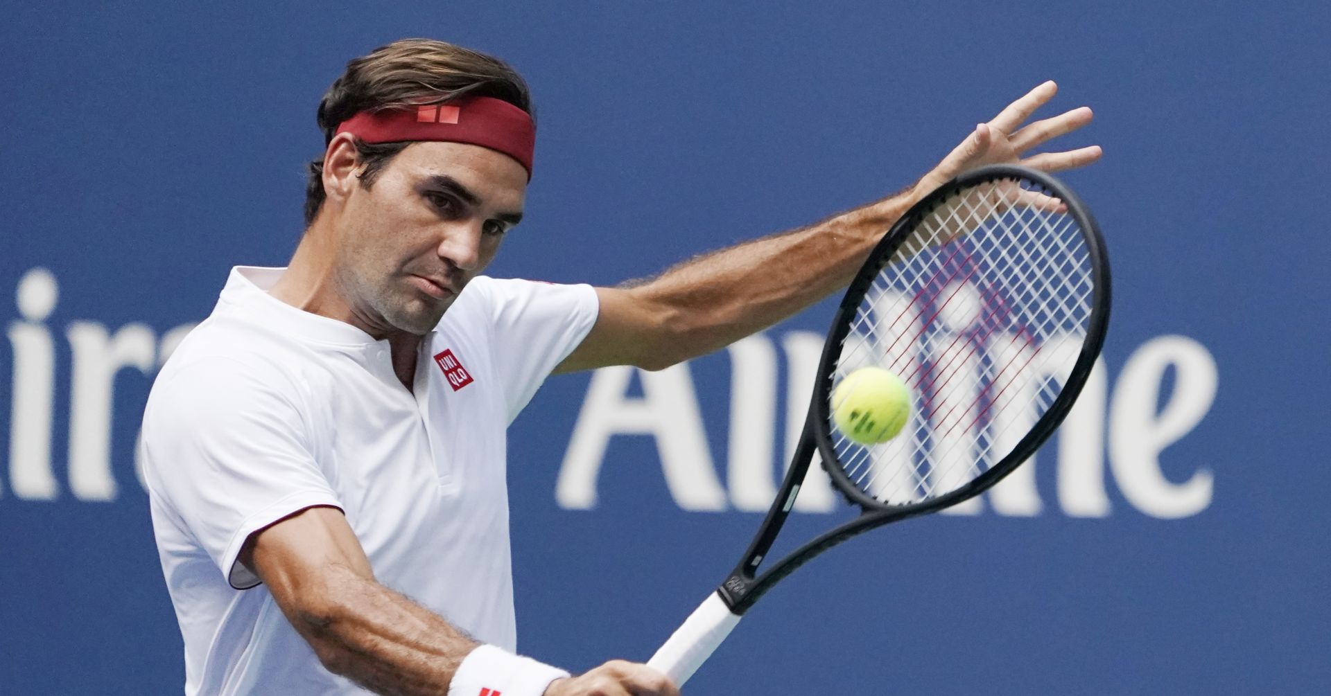 epa06985344 Roger Federer of Switzerland hits a return to Benoit Paire of France during the fourth day of the US Open Tennis Championships the USTA National Tennis Center in Flushing Meadows, New York, USA, 30 August 2018. The US Open runs from 27 August through 09 September.  EPA/COREY SIPKIN *** Local Caption *** 53000073
