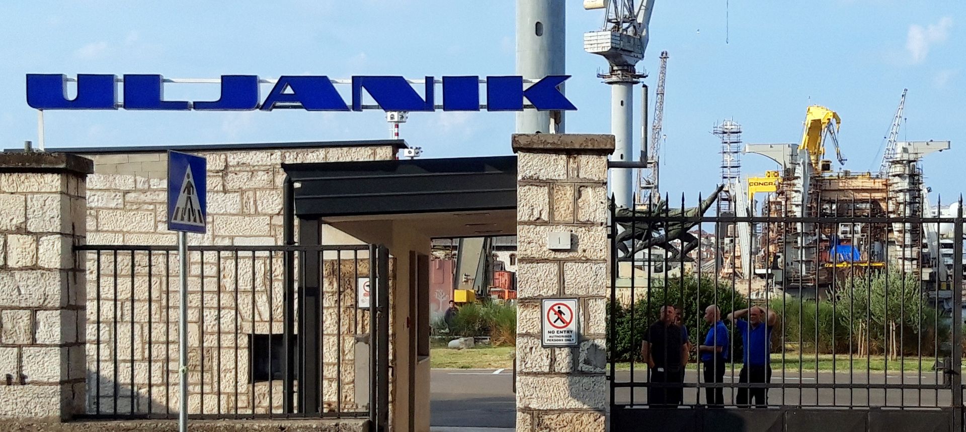 Pula, 31.08.2018 - Predsjednik trajkakog odbora Uljanika Ðino verko poruèio je u petak ujutro kako su radnici jo uvijek u trajku i bit æe dok im se ne isplati plaæa, a da plaæu jo nisu dobili jer su oèito u tijeku operativne radnje koje se odnose na potpisivanje dokumenata u bankama. Na slici ulaz u Uljanik.
foto HINA/ Daniel SPONZA/ ds