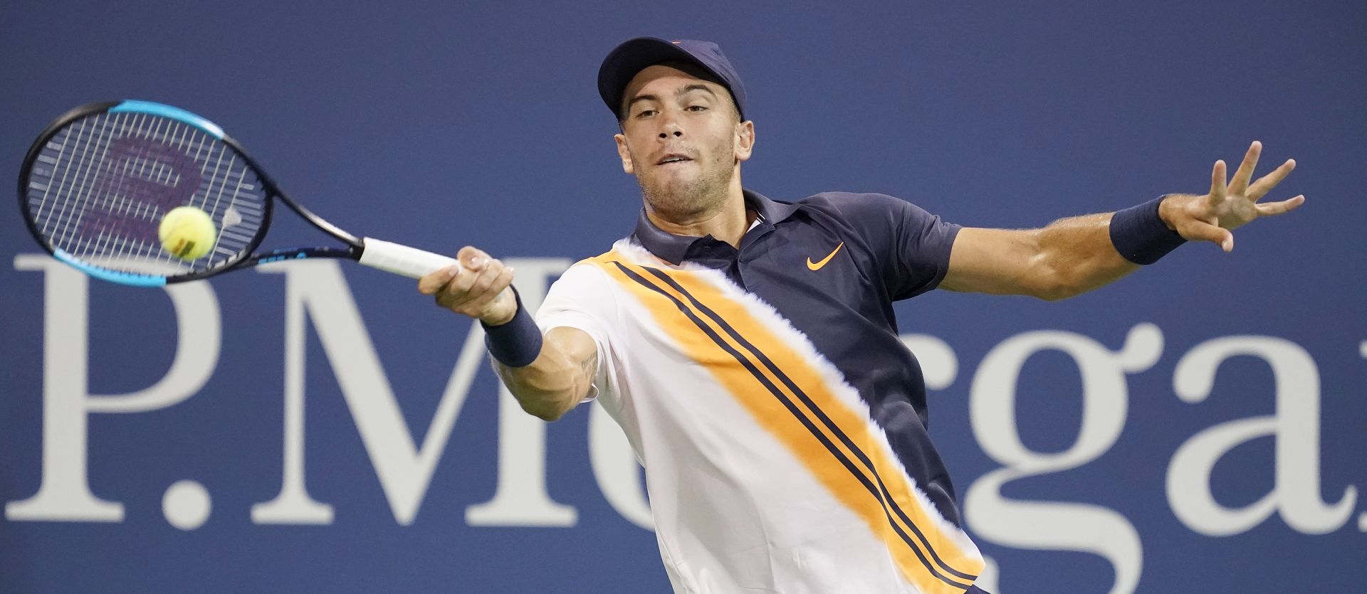 epa06988577 Borna Coric of Croatia hits a return to Daniil Medvedev of Russia during the fifth day of the US Open Tennis Championships the USTA National Tennis Center in Flushing Meadows, New York, USA, 31 August 2018. The US Open runs from 27 August through 09 September.  EPA/COREY SIPKIN *** Local Caption *** 53000073