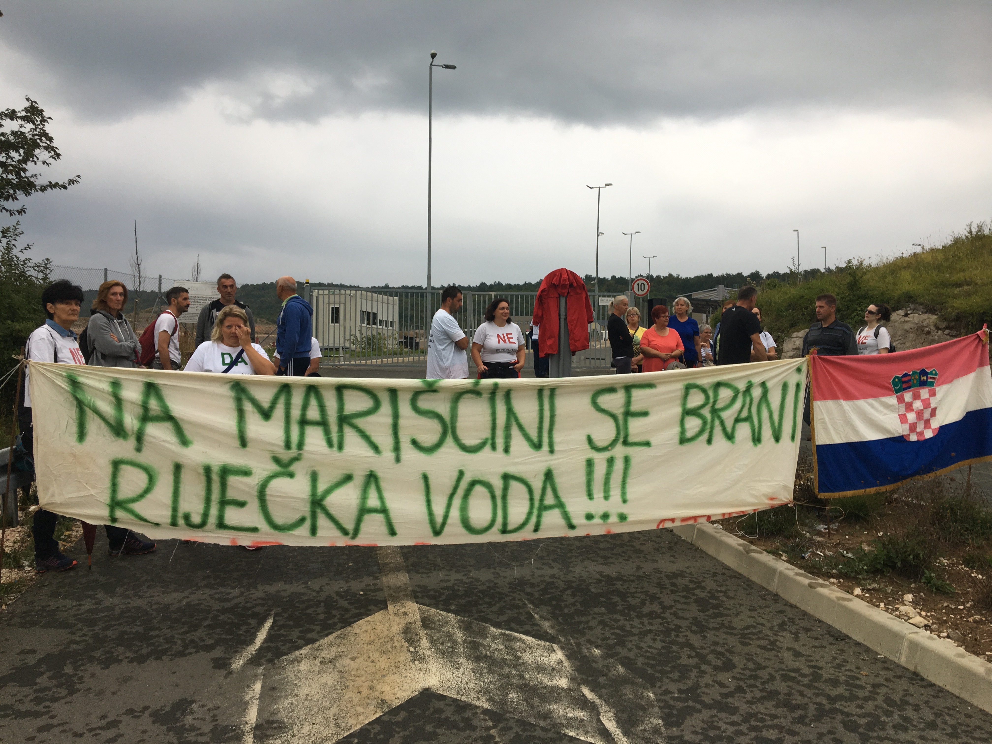 Vi¹kovo, 1.9.2018. -  Oko stotinu èlanova udruge Krizni eko sto¾er Mari¹æina i mje¹tana Marèelja u subotu su blokirali glavni ulaz u ®upanijski centar za gospodarenje otpadom Mari¹æina, istièuæi da se iz tog centra ponovo ¹iri smrad, koji ugro¾ava zdravlje mje¹tana te da je projekt centra Mari¹æina posve proma¹en.
foto HINA/ Miljenko KLEPAC/ ml