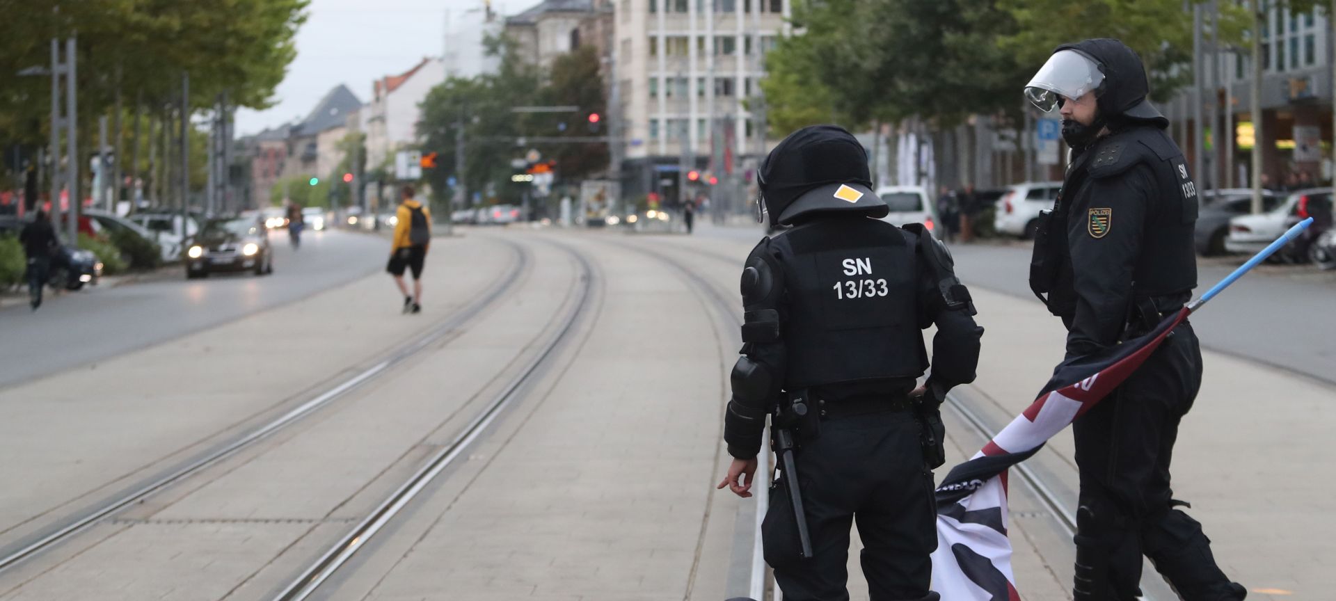epa06990729 Police arrest a left-wing protester in Chemnitz, Germany, 01 September 2018. Organizations of civil society and right-wing groups  called for several  demonstrations on the weekend after two refugees from Syria and Iraq were arrested on suspicion of stabbing a 35-year-old man in what police described as a 'scuffle between members of different nationalities' at a city festival in the East German city Chemnitz.  EPA/MARTIN DIVISEK