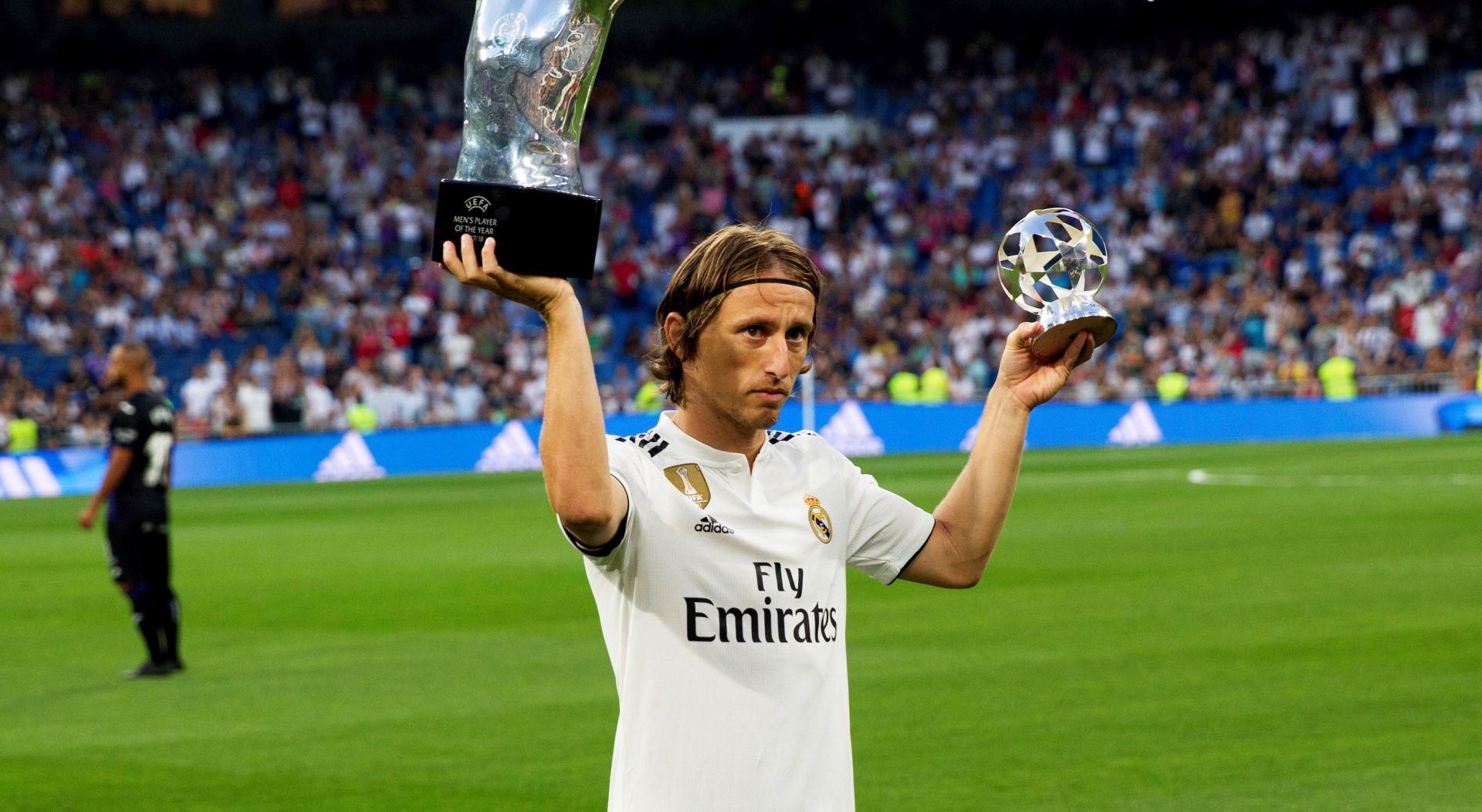 epa06991099 Real Madrid's Luka Modric poses with his trophies after being named UEFA Champions League Player of the Year prior to the Spanish La Liga soccer match between Real Madrid and CD Leganes in Madrid, Spain, 01 September 2018.  EPA/RODRIGO JIMENEZ