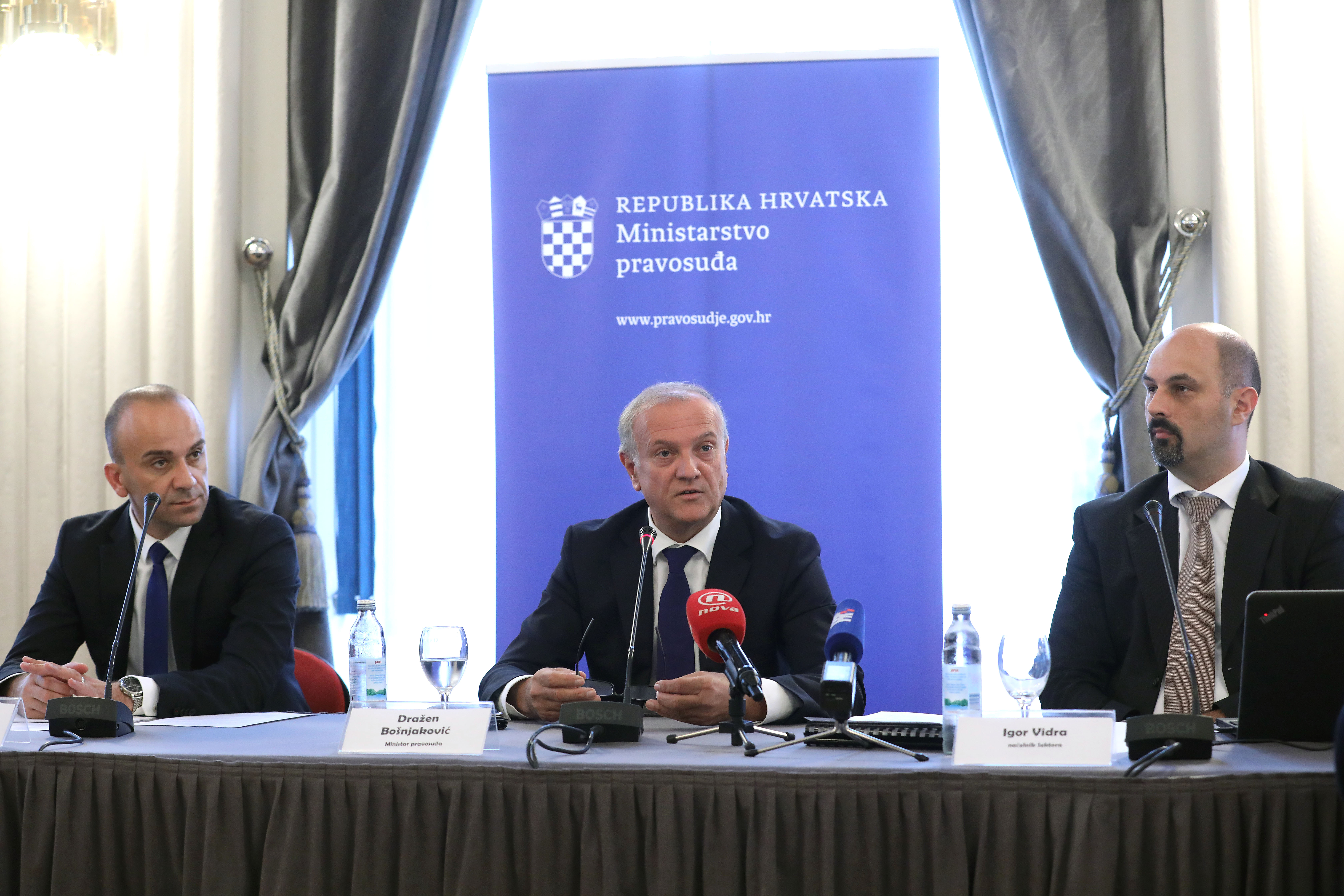 Zagreb, 05.09.2018. - Okrugli stol "Prijedlog novog ovrnog zakona". Na fotografiji  voditelj radne skupine za izradu novog zakona Josip Salapiæ, ministar pravosuða Draen Bonjakoviæ, zamjenik voditelja radne skupine za izradu novog zakona Igor Vidra. foto HINA/ Lana SLIVAR DOMINIÆ/ lsd