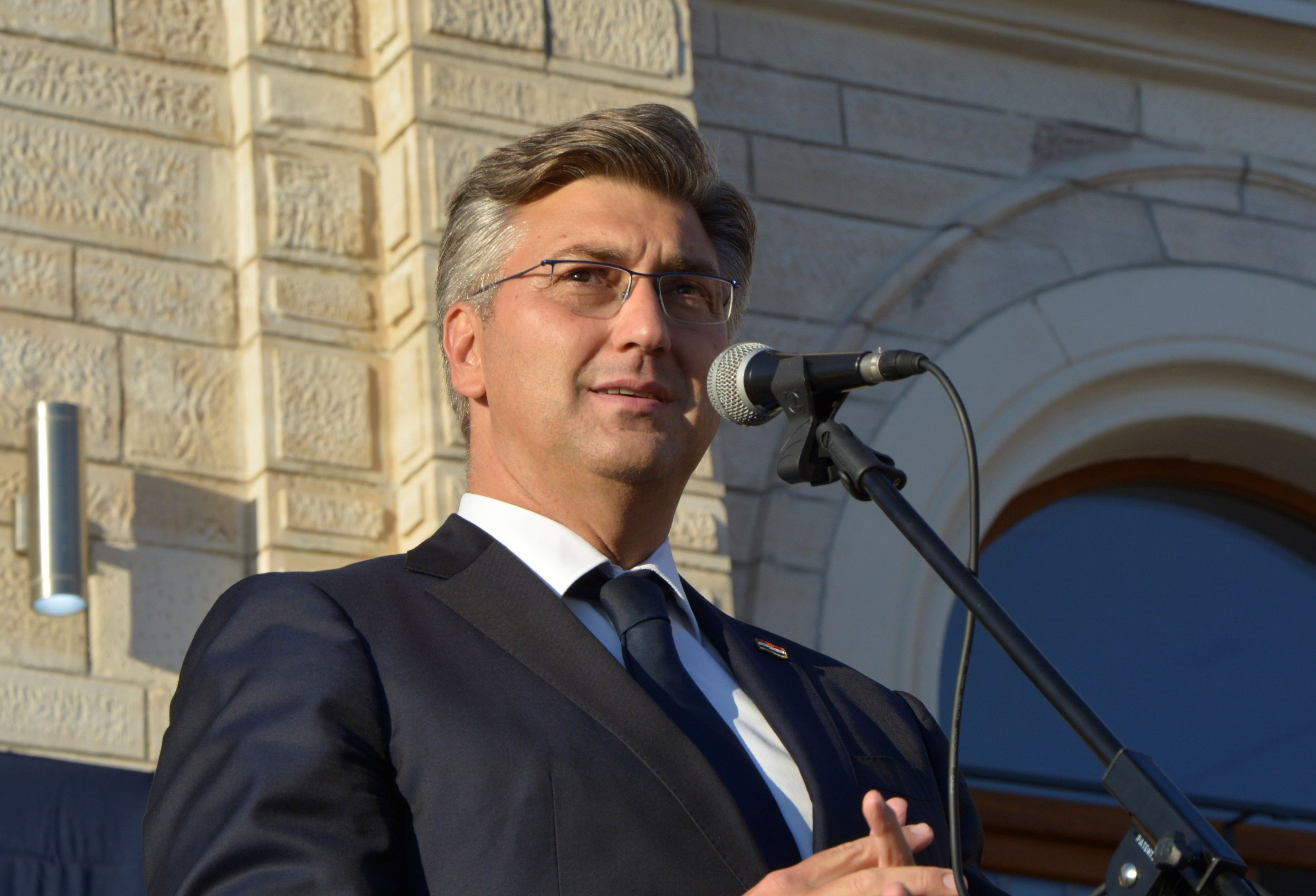 Livno, 5.9.2018 - Hrvatski premijer Andrej Plenkoviæ je u srijedu poslijepodne, zajedno s hrvatskim èlanom predsjednitva BiH Draganom Èoviæem, u Livnu u BiH otvorio konzulat Republike Hrvatske. 
foto HINA/ FENA/ Mario Obrdalj/ ua