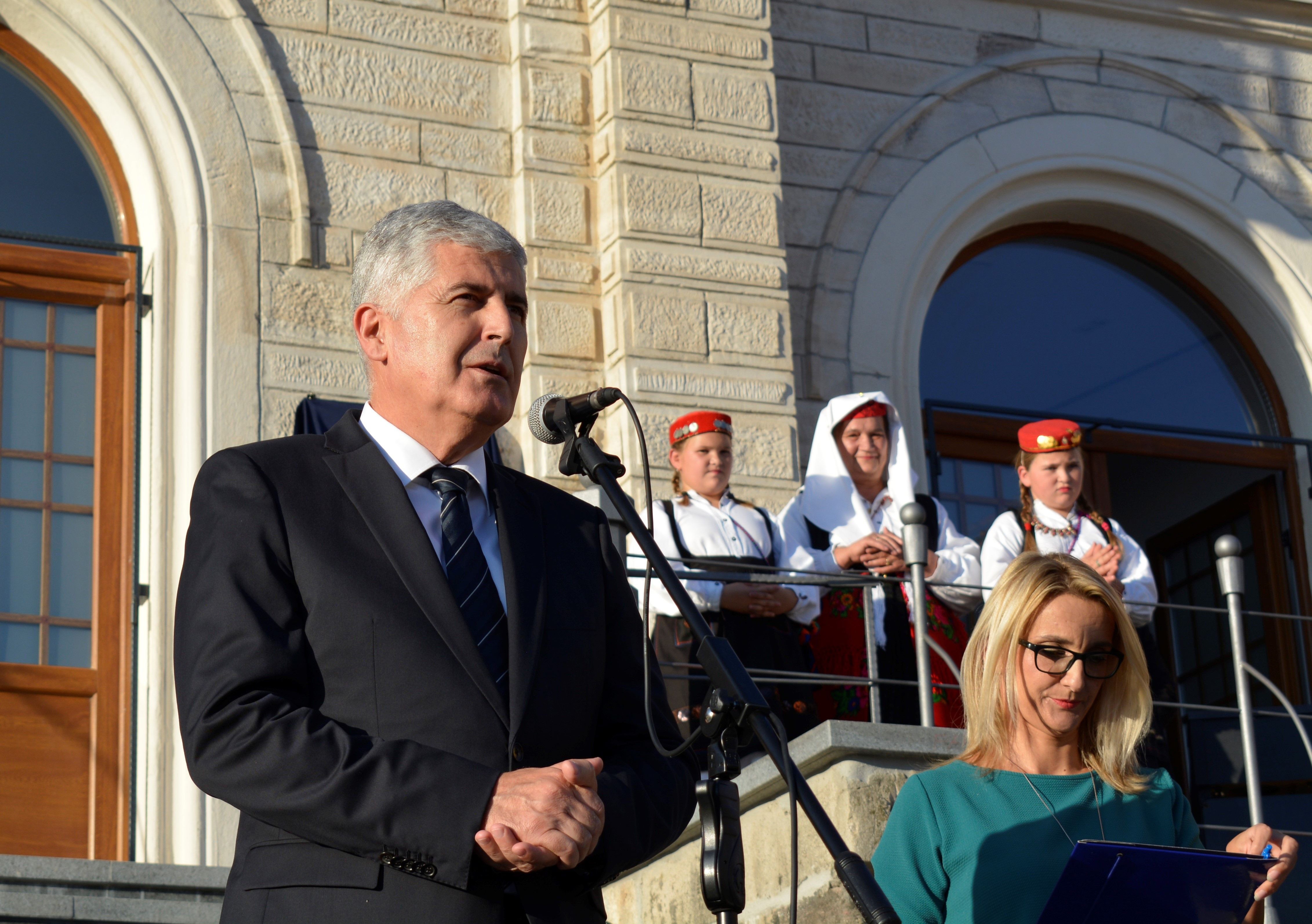 Livno, 5.9.2018 - Hrvatski premijer Andrej Plenkoviæ je u srijedu poslijepodne, zajedno s hrvatskim èlanom predsjednitva BiH Draganom Èoviæem, u Livnu u BiH otvorio konzulat Republike Hrvatske. Na slici Dragan Èoviæ.
foto HINA/ FENA/ Mario Obrdalj/ ua