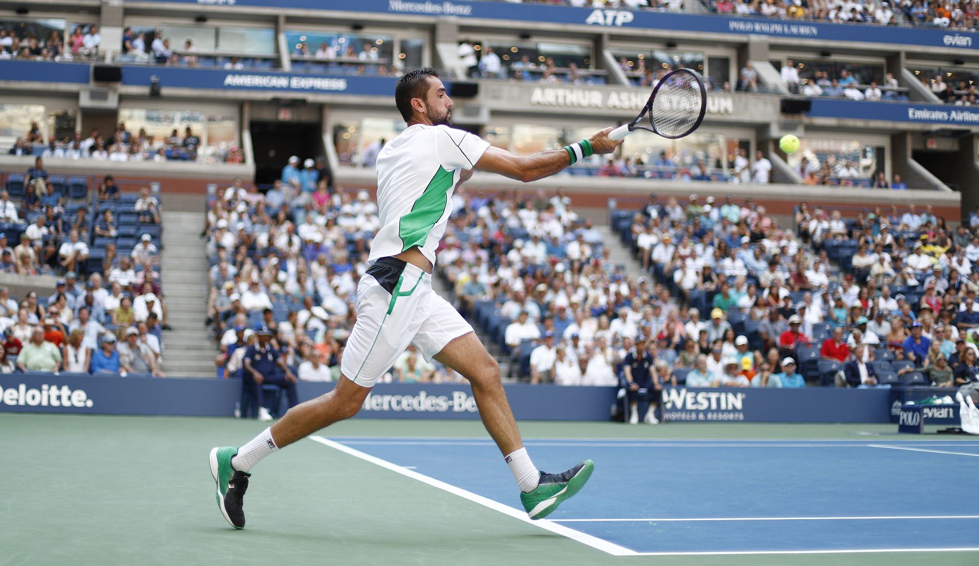 epa06999586 Marin Cilic of Croatia hits a return to Kei Nishikori of Japan during their quarter-final match on the tenth day of the US Open Tennis Championships the USTA National Tennis Center in Flushing Meadows, New York, USA, 05 September 2018. The US Open runs from 27 August through 09 September.  EPA/JUSTIN LANE *** Local Caption *** 53000073