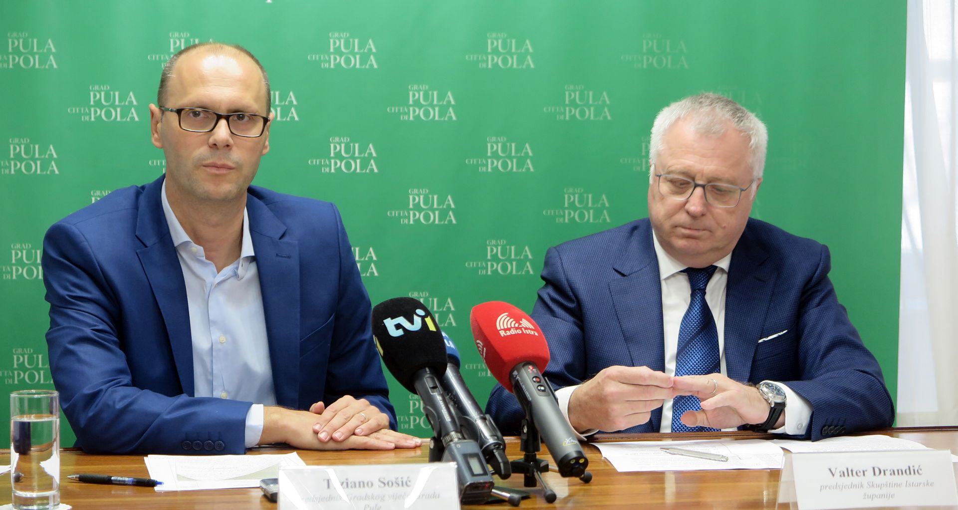 Pula, 07.09.2018 - Zajednièka tematska sjednica pulskog gradskog vijeæa i Skuptine Istarske upanije na kojoj æe se raspravljati o stanju u pulskom brodogradilitu Uljanik odrat æe se u utorak, 11. rujna u Puli, navili su to predsjednik pulskog Gradskog vijeæa Tiziano Soiæ i predsjednik upanijske Skuptine Valter Drandiæ na konferenciji za novinare odranoj u petak u Puli. 
foto HINA/ Daniel SPONZA/ ds