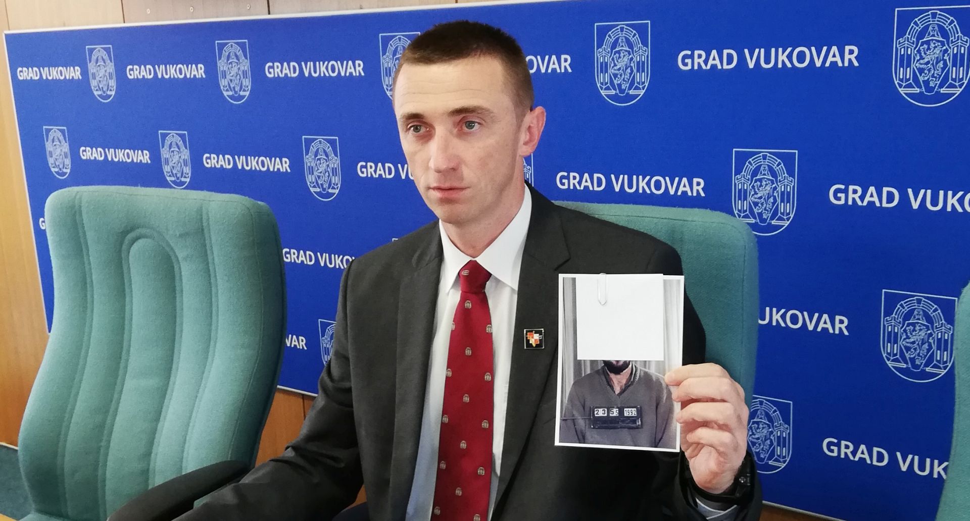 Vukovar, 8.9.2018 - Vukovarski gradonaèelnik Ivan Penava pozvao je u subotu sve graðane Vukovara i cijelu hrvatsku javnost na mirni prosvjed protiv sramotne utnje institucija hrvatskog drutva, najavivi da æe se prosvjed odrati 13. listopada u 14 sati na Trgu Republike u Vukovaru. elim da prosvjed bude miran, apolitièan, bez stranaèkih obiljeja, a za afirmaciju temeljnih ljudskih prava, poruèio je Penava na konferenciji za novinare.  Podsjetio je na brojne lokacije na kojima su zloèinini poèinjeni: Ovèara, Trpinjska cesta 33, dva autobusa odvezena 19. studenoga 1991. godine u Borovo naselje s osobama zatim nestalim u Dalju, pekaru na Drvenoj Pijaci te Velepromet. Na slici gradonaèelnik Penava pokazuje fotografiju zatoèenika u Srijemskoj Mitrovici. 
foto HINA/ Goran ÈORKALO/ ua