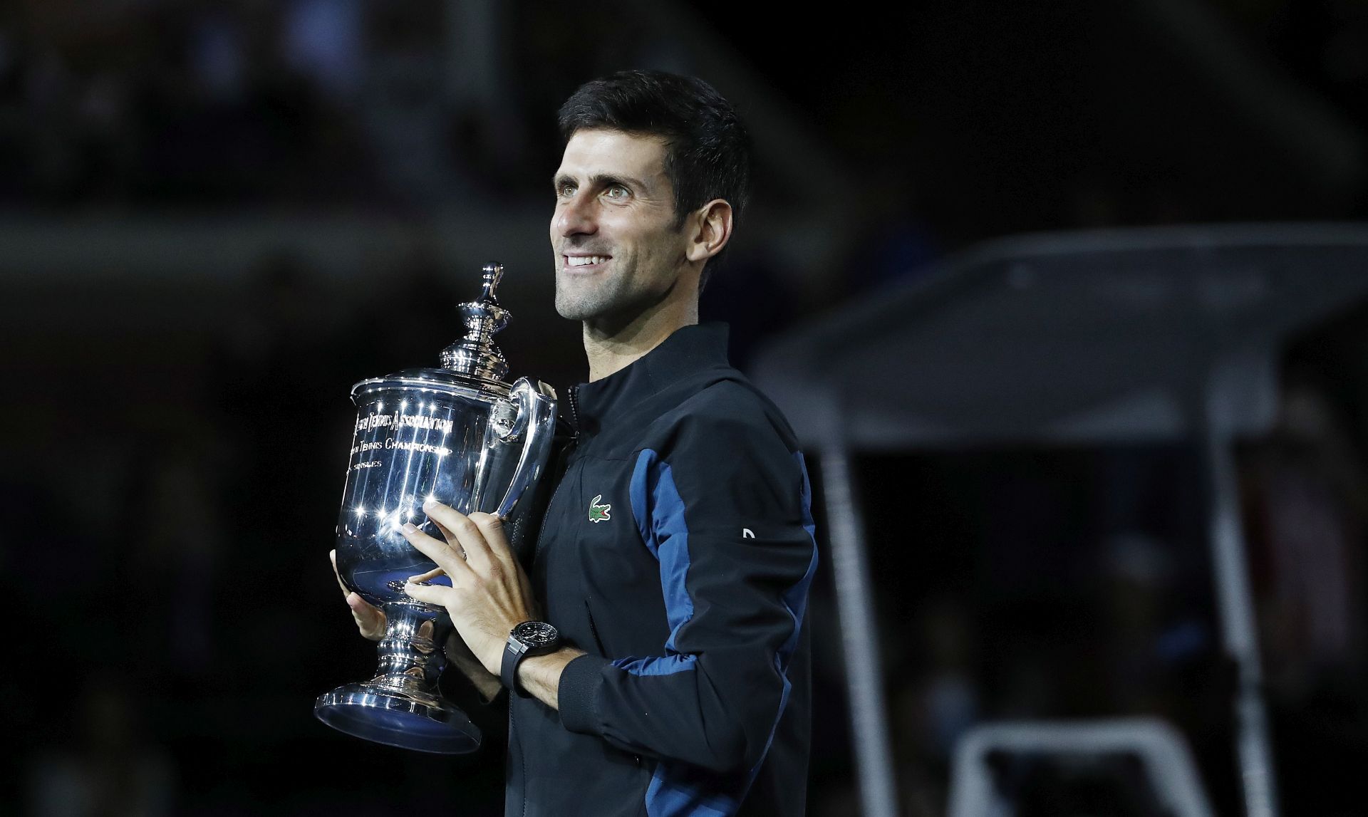 epa07009405 Novak Djokovic of Serbia celebrates with the championship trophy after defeating Juan Martin del Potro of Argentina in the men's final on the fourteenth day of the US Open Tennis Championships the USTA National Tennis Center in Flushing Meadows, New York, USA, 09 September 2018. The US Open runs from 27 August through 09 September.  EPA/JOHN G. MABANGLO *** Local Caption *** 53000073