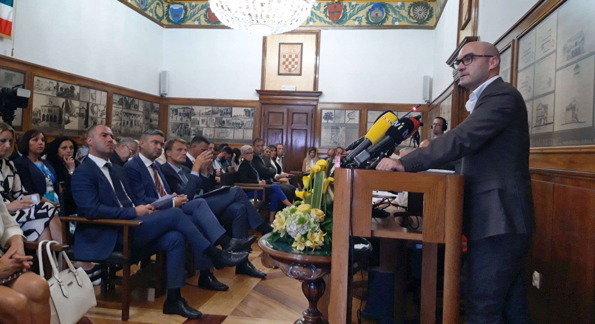 Pula, 11.9.2018 - Vijeænici pulskog Gradskog vijeæa i Skuptine Istarske upanije u utorak su raspravljali o stanju i buduænosti brodogradilita Uljanik na zajednièkoj tematskoj sjednici, kojoj su nazoèili pomoænik ministra gospodarstva Zvonimir Novak, èlanovi Uprave Uljanik Grupe, te predstavnici stratekog partnera, sindikata i radnika Uljanika.
foto HINA/ Daniel SPONZA/ ua
