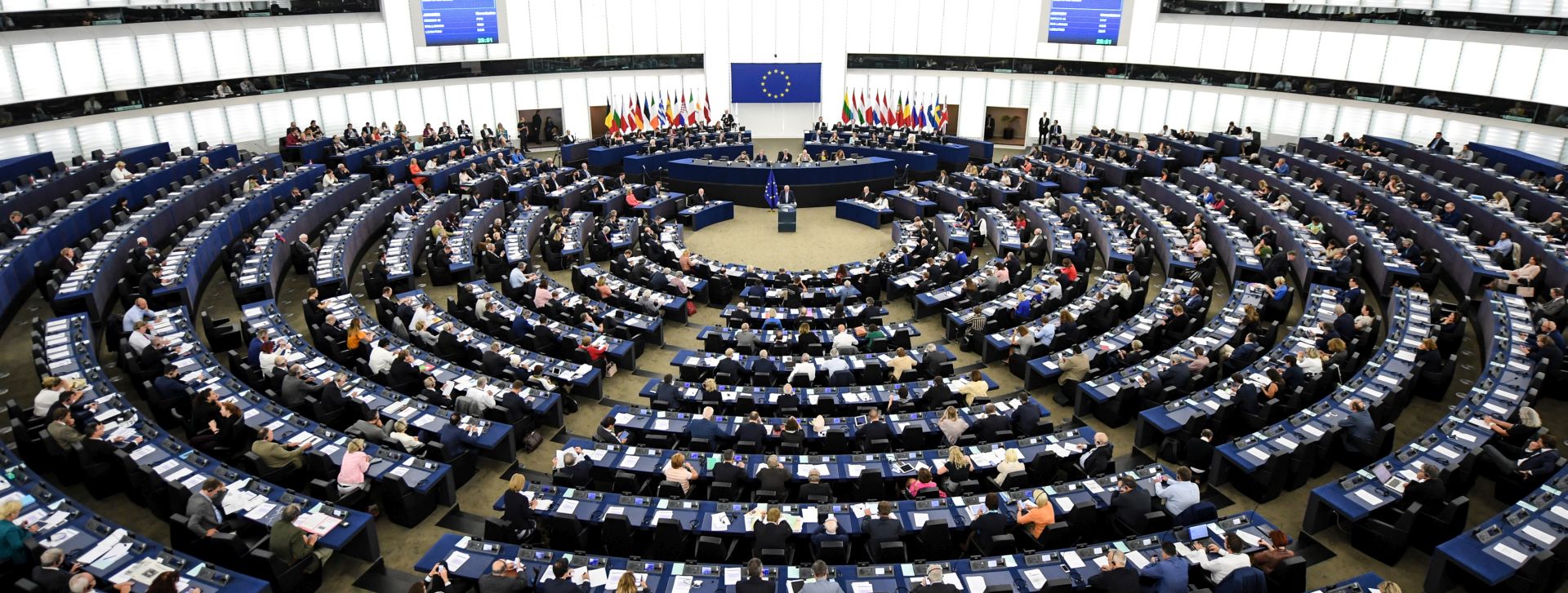 epa07014137 President of the European Commission Jean-Claude Juncker (C) delivers the annual State of The European Union speech in the European Parliament in Strasbourg, France, 12 September 2018. Juncker's fourth State of the Union Address in the European Parliament comes ahead of the 2019 European elections and in the context of the ongoing debate about the future of the European Union at 27.  EPA/PATRICK SEEGER
