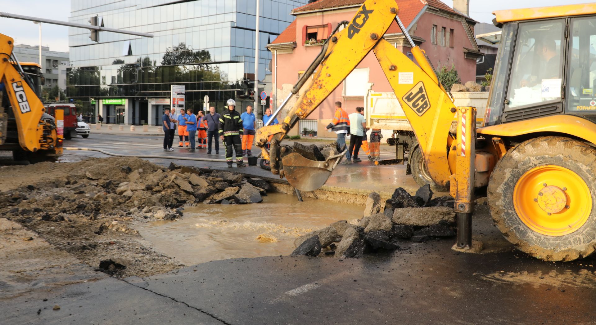 Zagreb, 13.09.2018. - U zapadnom dijelu Zagreba na dijelu Selske ulice, izmeðu Batijanove i Planinske, u èetvrtak oko 4,30 sati puknula je magistralna  vodoopskrbna cijevi zbog èega je poplavljen i oteæen kolnik pa je promet Selskom cestom do daljnjega obustavljen, dok se ne zavre sanacijski radovi, izvijestio je Gradski Ured za upravljanje u hitnim situacijama.
foto HINA/ Admir BULJUBAIÆ/ es